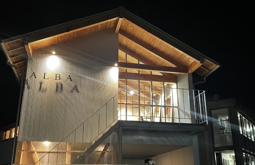 【南彦根駅】≪シャンプー、カラー、縮毛矯正まで出来る方の募集≫≪ママさん美容師も歓迎≫≪社会保険完備≫≪月8日休み≫≪土日休み可能≫頑張り次第で最短2年でデビューができる！小規模のプライベートサロン◎地域密着型のサロンなので幅広いお客様に携われます！「ALBA from Aletta（アルバフロムアレッタ）」からアシスタント（美容師）の求人★☆