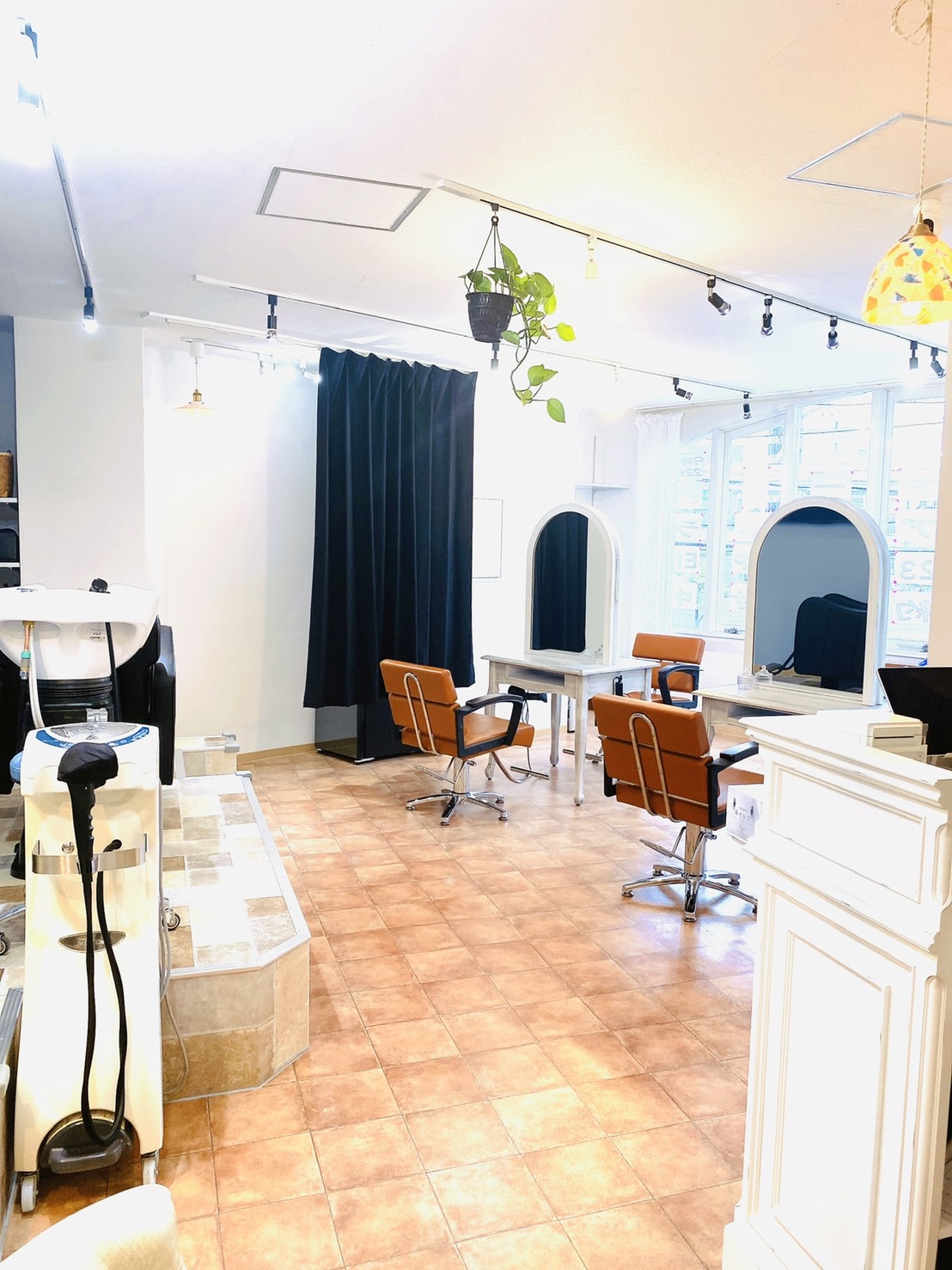 【千里丘】スタッフの人生を本気で考えてくれるオーナーさん!!美容師人生楽しくなります!スタッフの頑張りは3ヶ月毎に給与に還元!!勤務出勤・勤務時間が選べるサロンです「Mili hair Anela(ミリヘアーアーネラ)」からアシスタント(美容師)の求人★☆