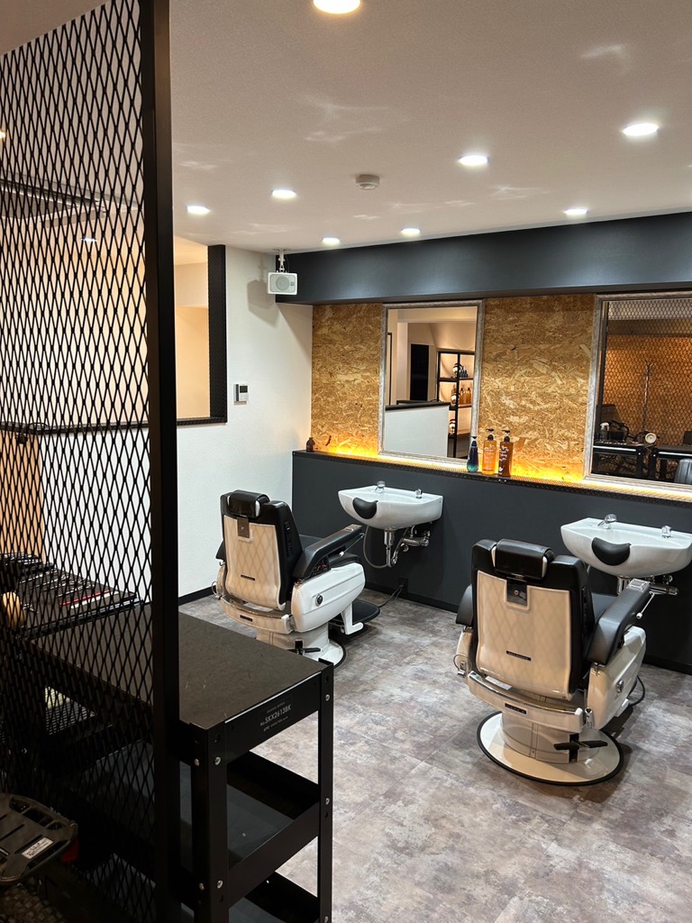 【福大前駅】≪月給35万円スタート・駐車場完備・働き方の選択可能・入客チャンスあり・20時迄の退勤OK・20代が多い≫正社員もOKなので安定してお仕事したい方にもオススメ!!歩合の還元率は高めに設定しているので高収入を狙えます!最低保証があるので初めての業務委託サロンでも安心してお仕事できるフェードカットが大人気の「BABE(ベイブ)」からスタイリスト(理容師)の求人☆★