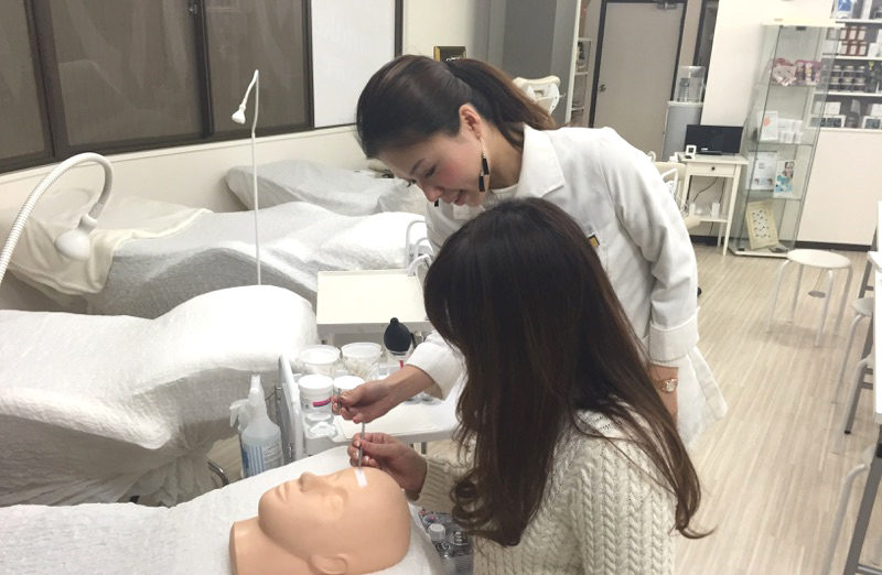 【天王寺】≪土日祝休みの完全週休2日制・基本残業ナシ・社会保険完備・実働8時間・産休育休実績あり≫今までの経験を活かし、講師として安定した働き方ができます！手厚い福利厚生が魅力の「Japan Eyelist College 大阪天王寺本校（ジャパンアイリストカレッジオオサカテンノウジホンコウ）」からインストラクターの求人☆★