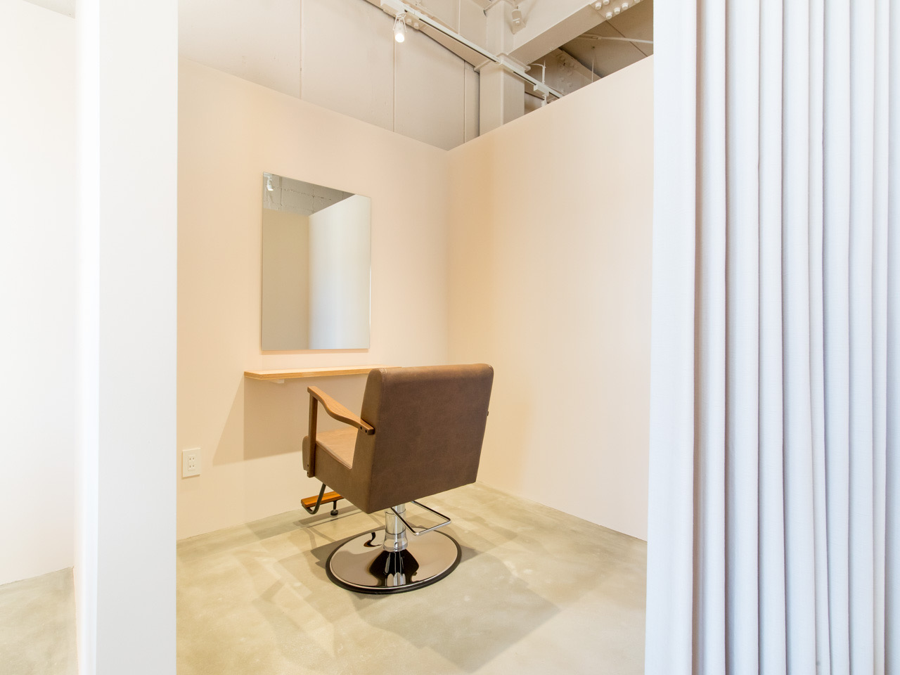 【高槻市駅】≪完全週休二日≫≪第1,3日曜休み≫≪社会保険完備≫≪自転車支給あり≫営業中レッスンも可能！あなたのペースでカリキュラムを進められるので無理なく成長していけるサロン！「rive gauche（リヴゴーシュ）」からアシスタント（美容師）の求人☆★☆