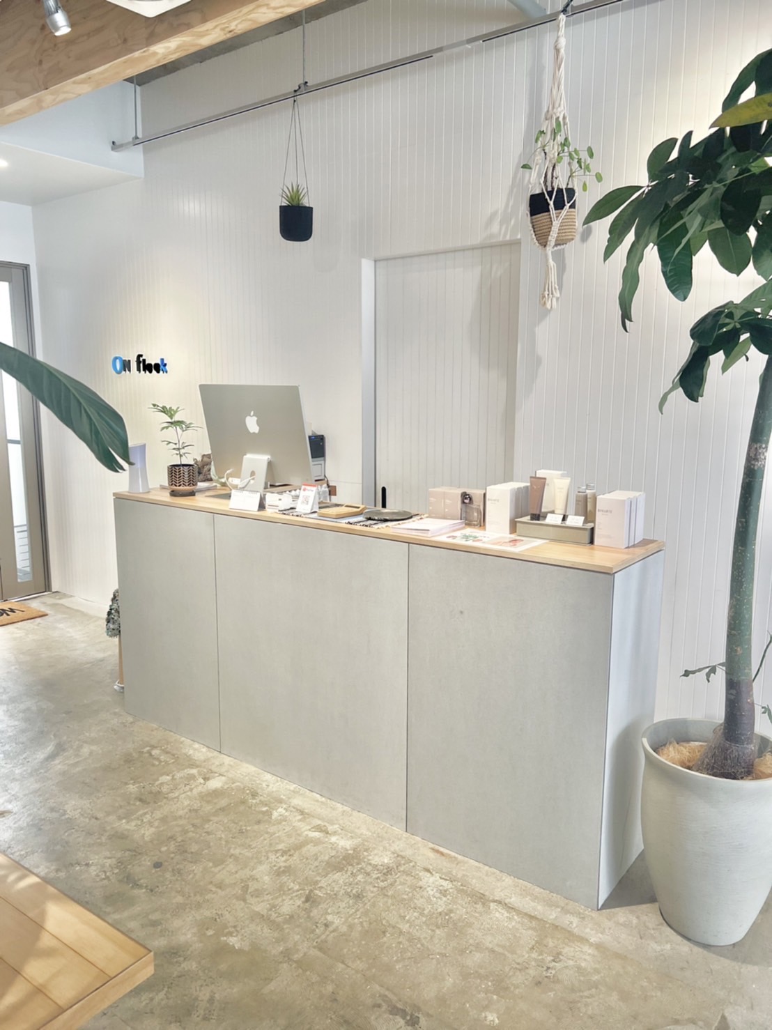 【江坂】≪マンツーマン接客≫≪土日休みOK≫≪連休取得OK≫≪ママさんのご応募歓迎≫≪16時までの勤務OK≫都心のクオリティーを郊外でも!自分の強みを活かして働きたい方大歓迎!「ON.fleek(オンフリーク)」からスタイリスト(美容師)の求人☆★☆