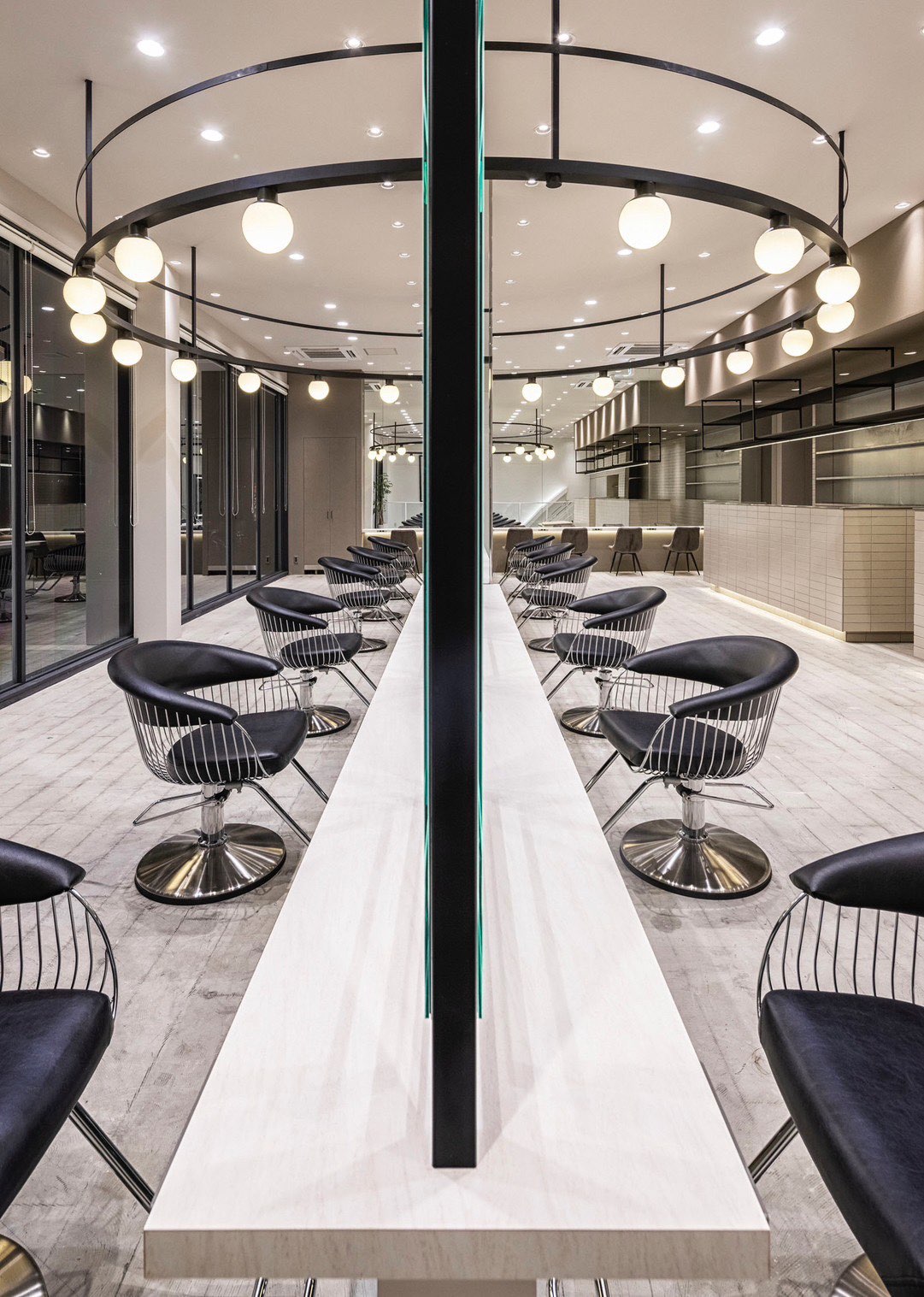 【岐阜駅】◆完全週休2日制◆社会保険完備◆業界を牽引するトレンドサロン！複数のキャリアアッププランを用意しており将来も安心！あなたの夢を叶える「Lond Luna 岐阜（ロンドルーナギフ）」からスタイリスト（美容師）の求人☆★