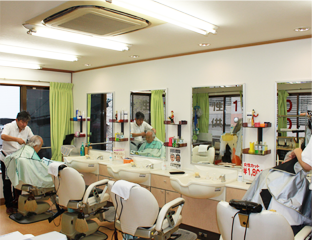 【王寺】≪集客バッチリ≫≪社会保険完備≫≪20時迄に退勤OK≫≪未経験OK≫子どもから年配の方まで幅広い年代のお客様が来店するサロンです！「髪工房 王寺本店（カミコウボウオウジホンテン）」から見習い・中習・技術者（理容師）の求人