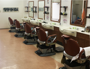 【大和小泉駅】≪集客バッチリ≫≪社会保険完備≫≪20時迄に退勤OK≫≪未経験OK≫子どもから年配の方まで幅広い年代のお客様が来店するサロンです！「髪工房 小泉店（カミコウボウコイズミテン）」から見習い・中習・技術者（理容師）の求人