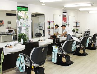 【近鉄田原本駅】≪集客バッチリ≫≪社会保険完備≫≪20時迄に退勤OK≫≪未経験OK≫子どもから年配の方まで幅広い年代のお客様が来店するサロンです！「髪工房 田原本店（カミコウボウタワラモト）」から見習い・中習・技術者（理容師）の求人