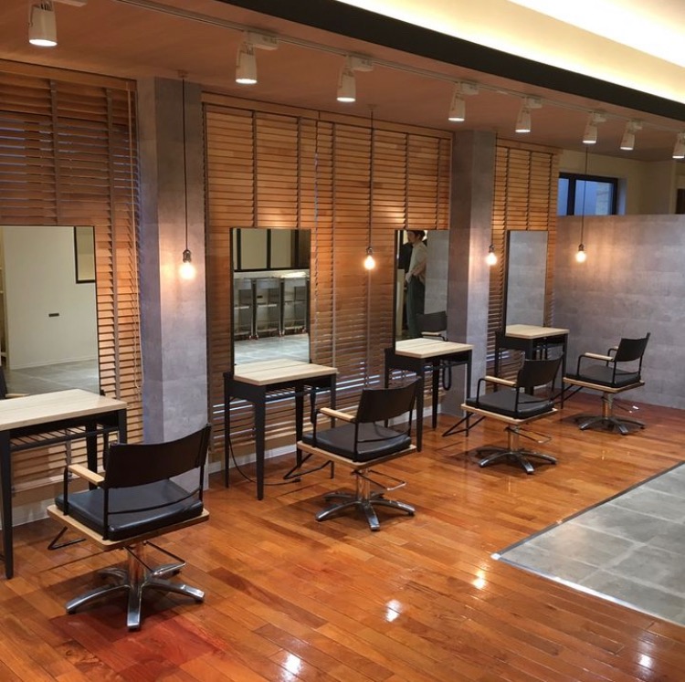 【大街道駅】≪完全週休二日制・社会保険完備・早番遅番あり・産休育休制度あり・アイラッシュメニューあり≫トレンドを取り入れたメニューがあり入客チャンス多数！幅広い年代のお客様がご来店されるトータルビューティーサロン「BRICK HAIR&SPA 松山（ブリックヘアアンドスパマツヤマ）」からスタイリスト（美容師）の求人☆★