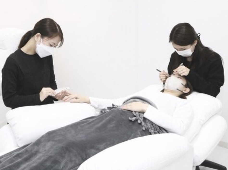 【土居】≪完全週休2日制≫≪社会保険完備≫≪日曜定休≫≪18時以降予約なければ早上がりOK≫アットホームで働きやすい環境!ネイルも併設するトータルビューティーサロンです「QUEEN EyeLash&Nail(クイーンアイラッシュアンドネイル)」からアイリスト(まつげエクステ・まつげパーマ・アイブロウ)の求人☆☆