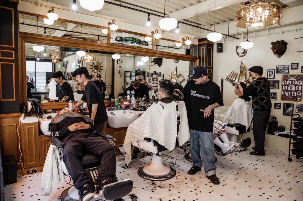 【薬院大通】≪社会保険完備・勤務時間＆出勤日数は自己調整・20代に人気≫世界で仕事がしたい、人生を変えたい、わたしたちとこのバーバーシーンを一緒に背負ってくれる、熱い気持ちをお持ちの方をお待ちしております。「MR.BROTHERS CUT CLUB 福岡店（ミスターブラザーズカットクラブフクオカテン）」からスタイリスト（美容師・理容師）の求人★★