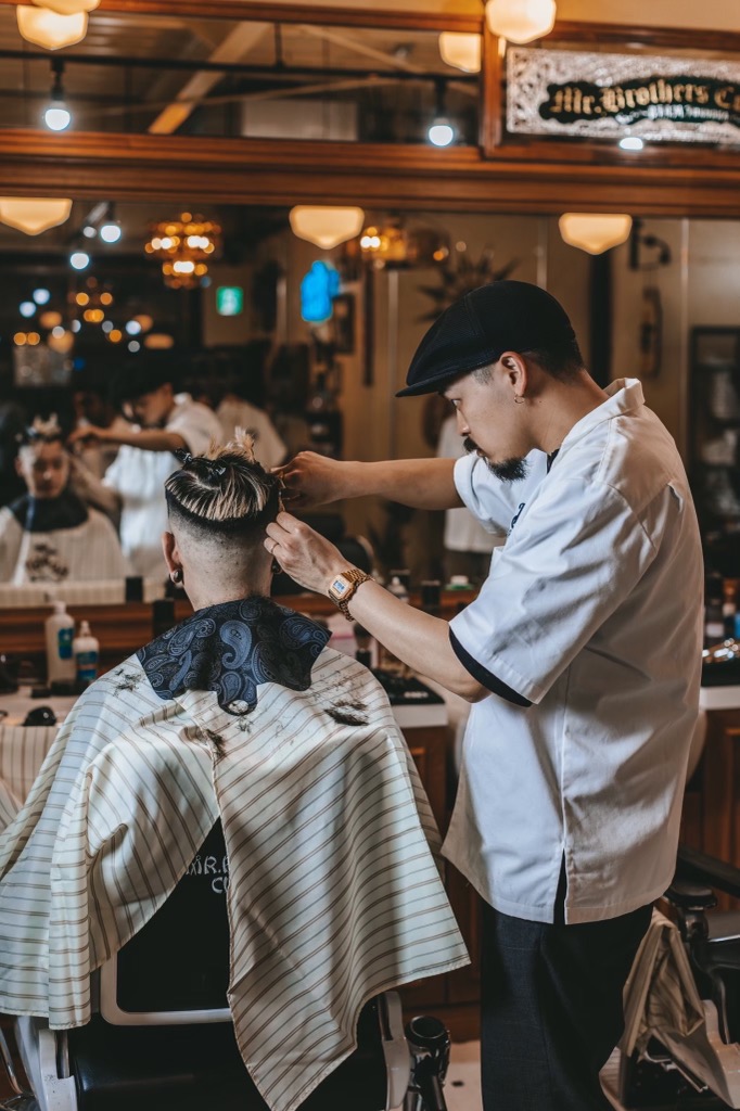 【薬院大通】≪社会保険完備・勤務時間＆出勤日数は自己調整・20代に人気≫世界で仕事がしたい、人生を変えたい、わたしたちとこのバーバーシーンを一緒に背負ってくれる、熱い気持ちをお持ちの方をお待ちしております。「MR.BROTHERS CUT CLUB 福岡店（ミスターブラザーズカットクラブフクオカテン）」からスタイリスト（美容師・理容師）の求人★★