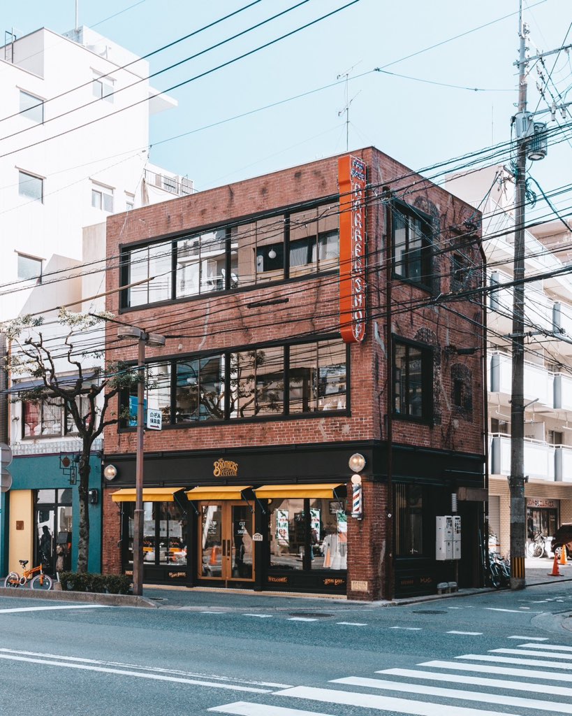 【薬院大通】≪社会保険完備・勤務時間＆出勤日数は自己調整・20代に人気≫世界で仕事がしたい、人生を変えたい、わたしたちとこのバーバーシーンを一緒に背負ってくれる、熱い気持ちをお持ちの方をお待ちしております。「MR.BROTHERS CUT CLUB 福岡店（ミスターブラザーズカットクラブフクオカテン）」からスタイリスト（美容師・理容師）の求人★★