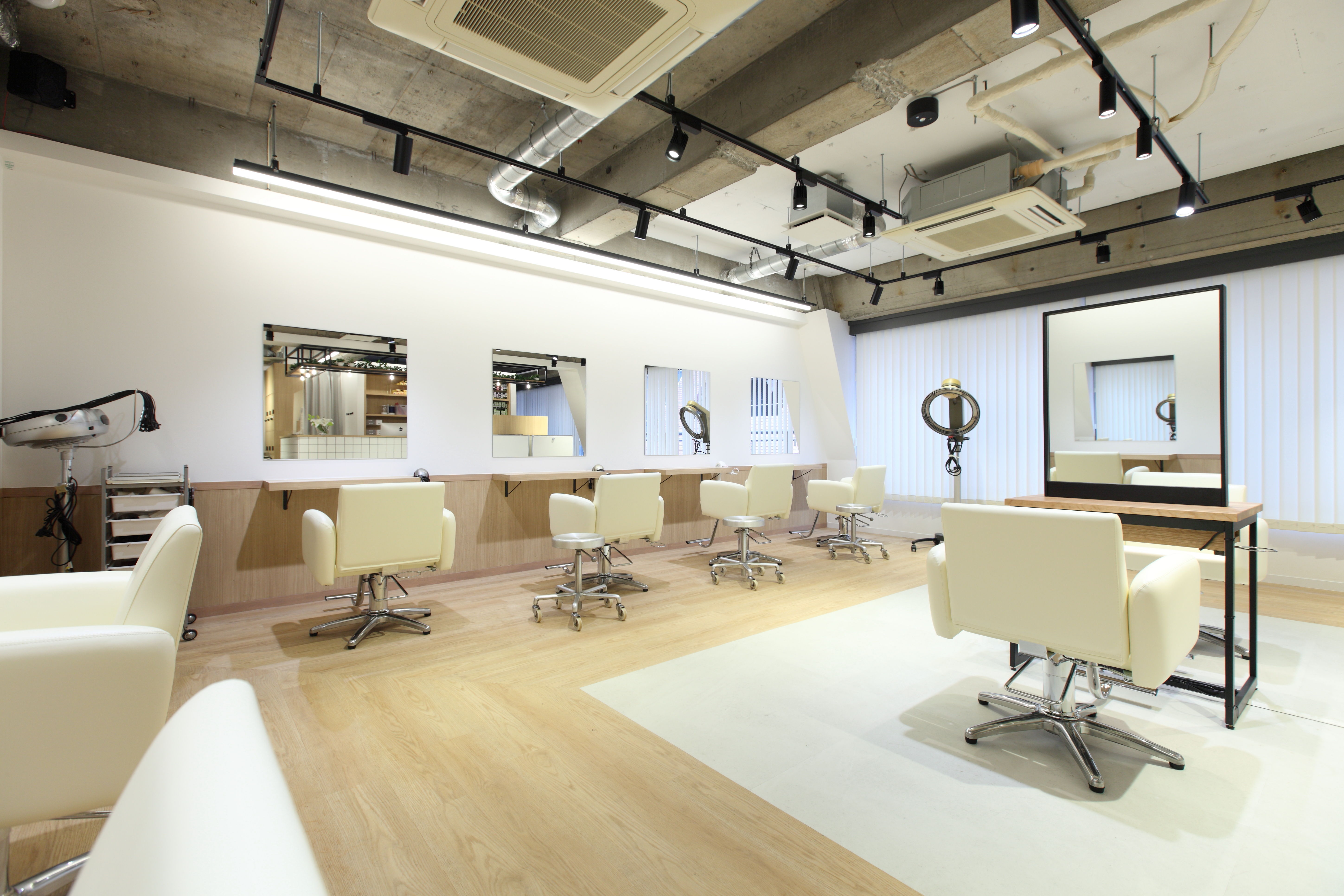 【東銀座】≪完全週休2日制・産休育休実績あり・未経験の方歓迎!・30代〜50代アシスタントも大歓迎!≫常に流行を取り入れ、高いレベルの技術を身に付けられる!長く美容師を続けたい方にピッタリのサロン「bloom sweet(ブルームスウィート)」からアシスタント(美容師)の求人☆★☆