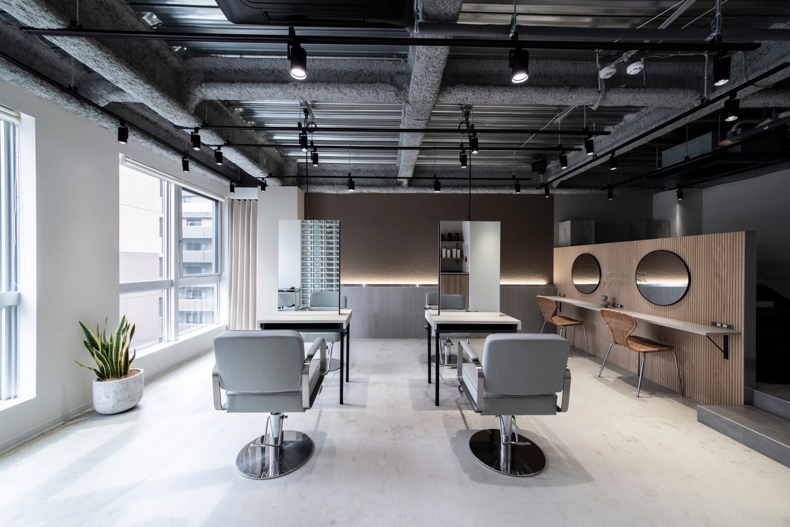 【博多駅】≪社会保険完備・完全週休二日制・完全歩合制・保障給あり・マンツーマン接客≫正社員と業務委託の働き方を選べます！丁寧なカウンセリングと高い技術力が愛されるアットホームなヘアサロン「yoki.（ヨキ）」からスタイリスト（美容師）の求人☆★