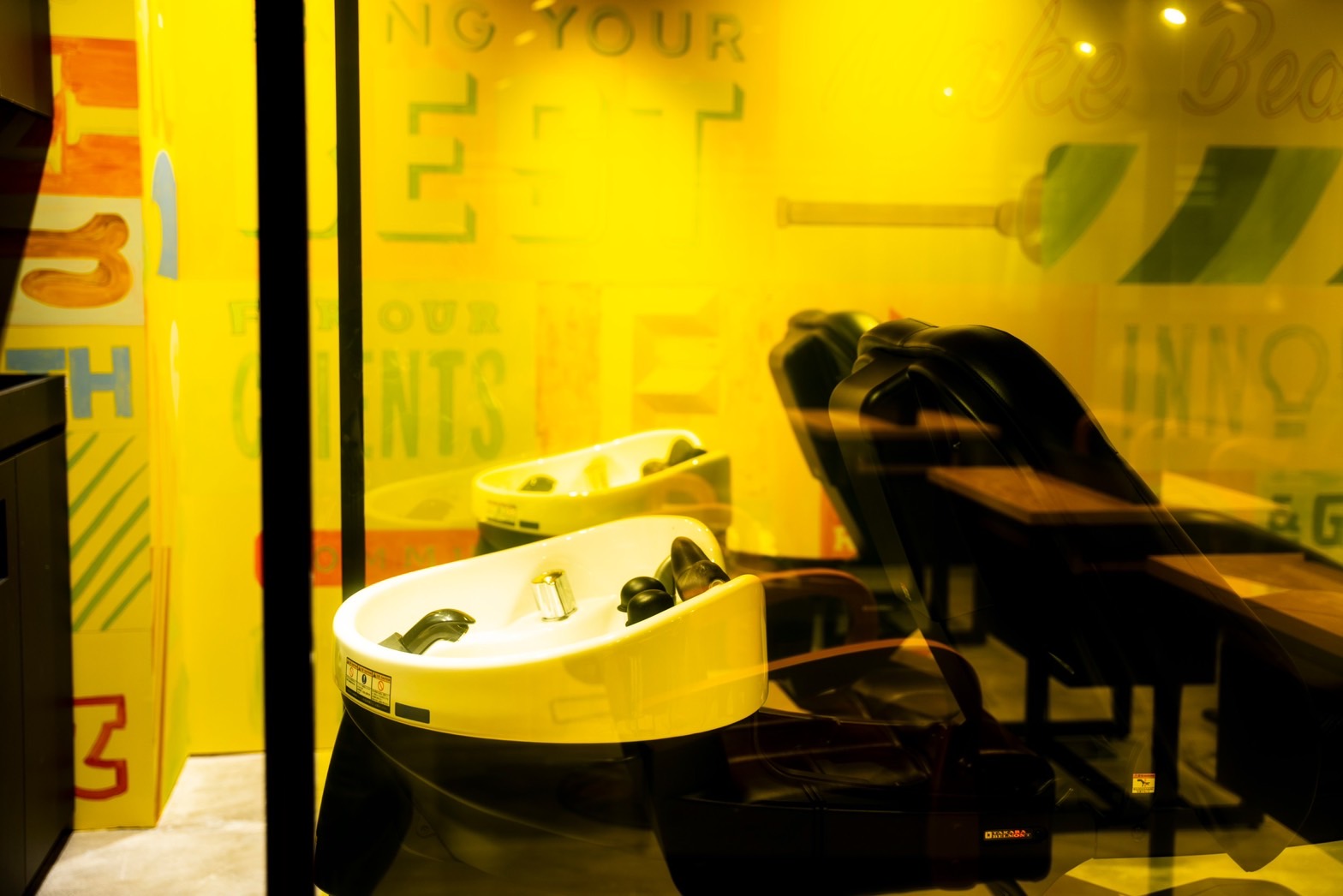 【新宿歌舞伎町】≪ヘアセットが学べる！≫≪社会保険完備≫≪有給休暇あり≫土日祝はゆっくり目のオープンで朝弱い方も安心！カジュアルヘアセットやパーティヘアセットの需要が多く、自分史上一番可愛いを提供するサロンの「FLOW（フロー）」からアシスタント（美容師）の求人★☆