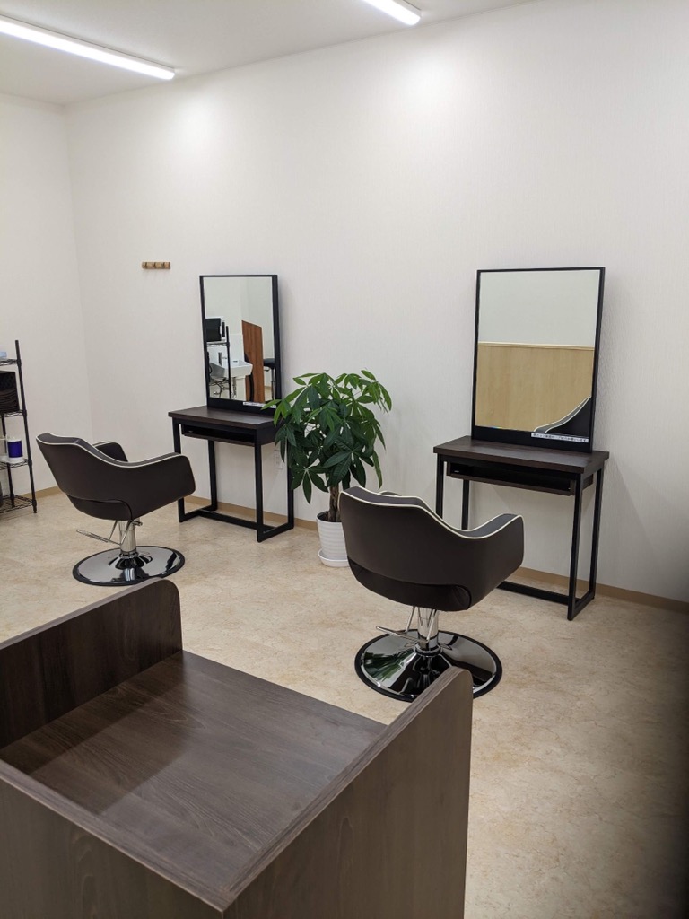 【西尾駅】≪19時で営業終了≫≪社会保険完備≫オーナー在籍サロンの為、カット専門店が初めての方やブランクがある方でも安心！シンプルな業務内容で身体の負担も少ない！「FASTCUT 西尾店（ファストカットニシオテン）」からスタイリスト（美容師）の求人☆★