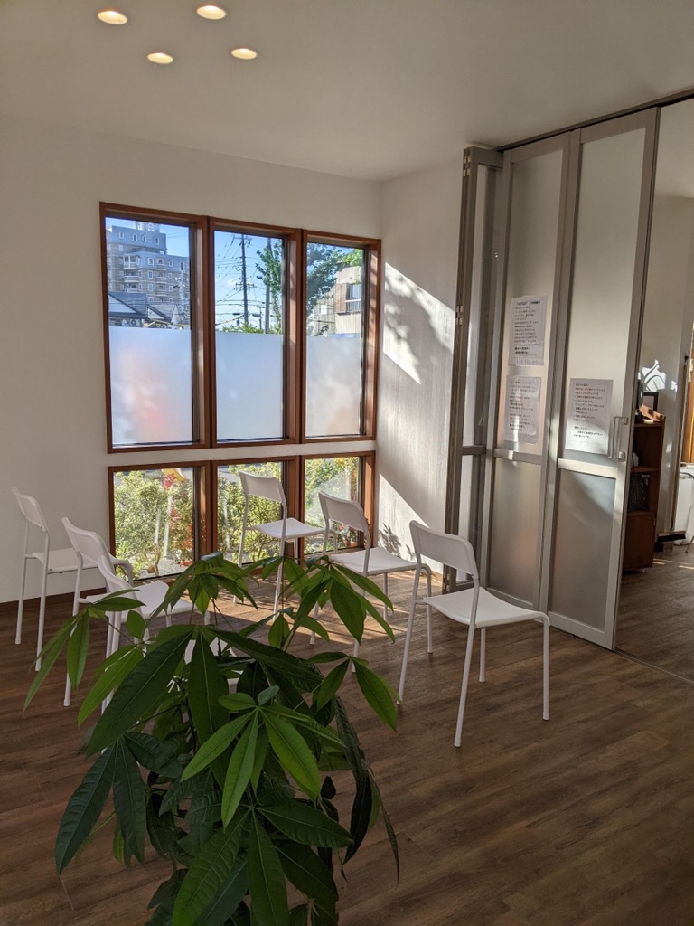 【岡崎駅】≪19時で営業終了≫≪社会保険完備≫オーナー在籍サロンの為、カット専門店が初めての方やブランクがある方でも安心!長くプレイヤーとして活躍できる環境です。カット専門サロン「FASTCUT 西尾店(ファストカットニシオテン)」からスタイリスト(美容師)の求人☆★