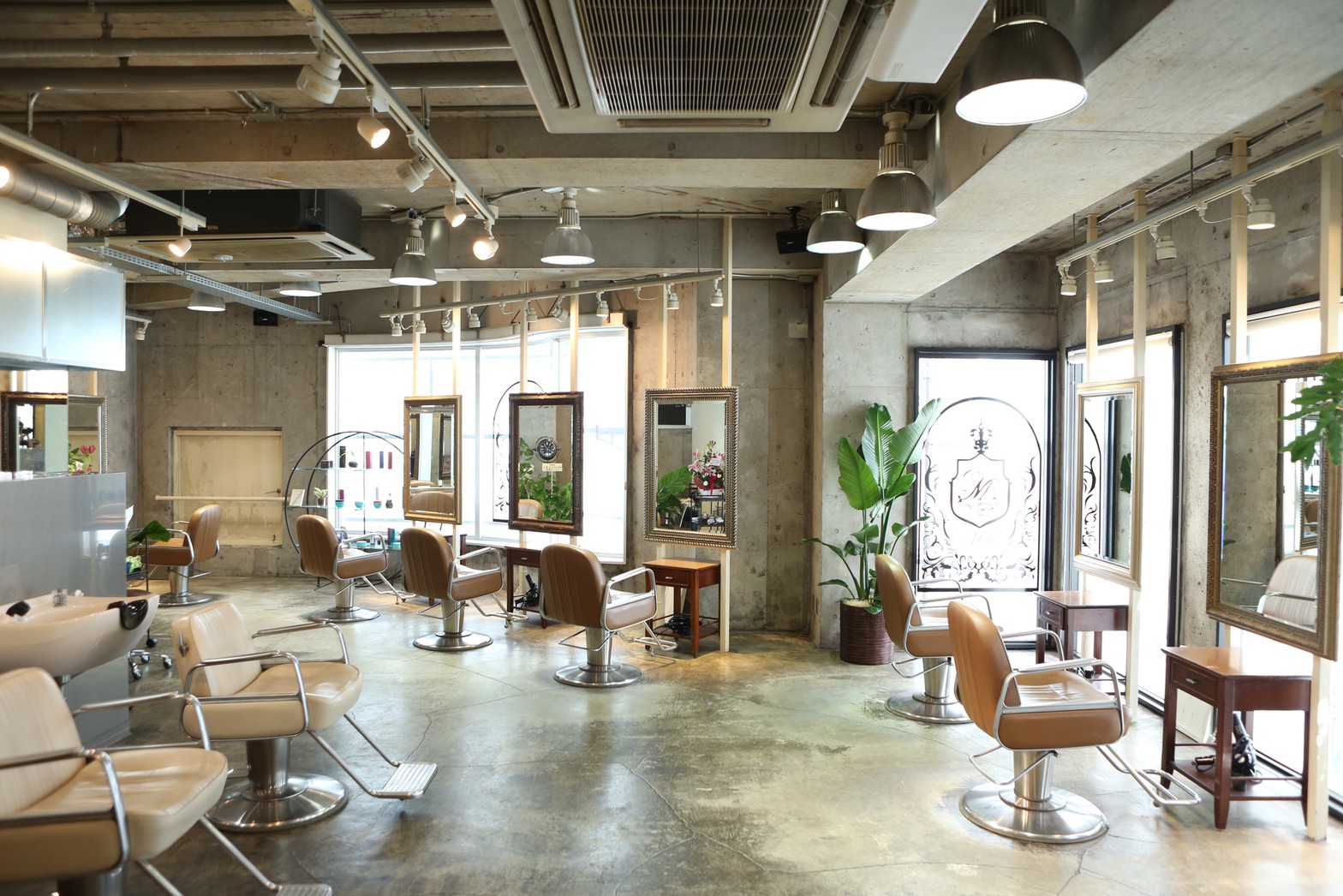 【原宿】≪給与高水準！≫≪デザインカラーが人気≫≪アシスタント歩合あり≫YouTuberやモデルも通う大人気のトレンド発信サロン！休みと稼ぎが両立したサロンです！カリキュラムに沿ってしっかり学びたい人や美容が好きな方大歓迎です！「salon de MiLK 原宿店（サロンドミルクハラジュクテン）」からアシスタント（美容師）の求人☆★