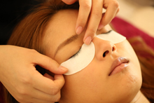 【新宿三丁目】◆完全週休2日制・実働8時間・社会保険完備・土日休みあり◆未経験でもプロのアイリストを目指せます！新しい技術の情報入手が早く、トレンド発信できる実力派サロン「Lavenu 新宿（ラヴィーナシンジュク）」からアイリスト（まつげエクステ）の求人☆☆