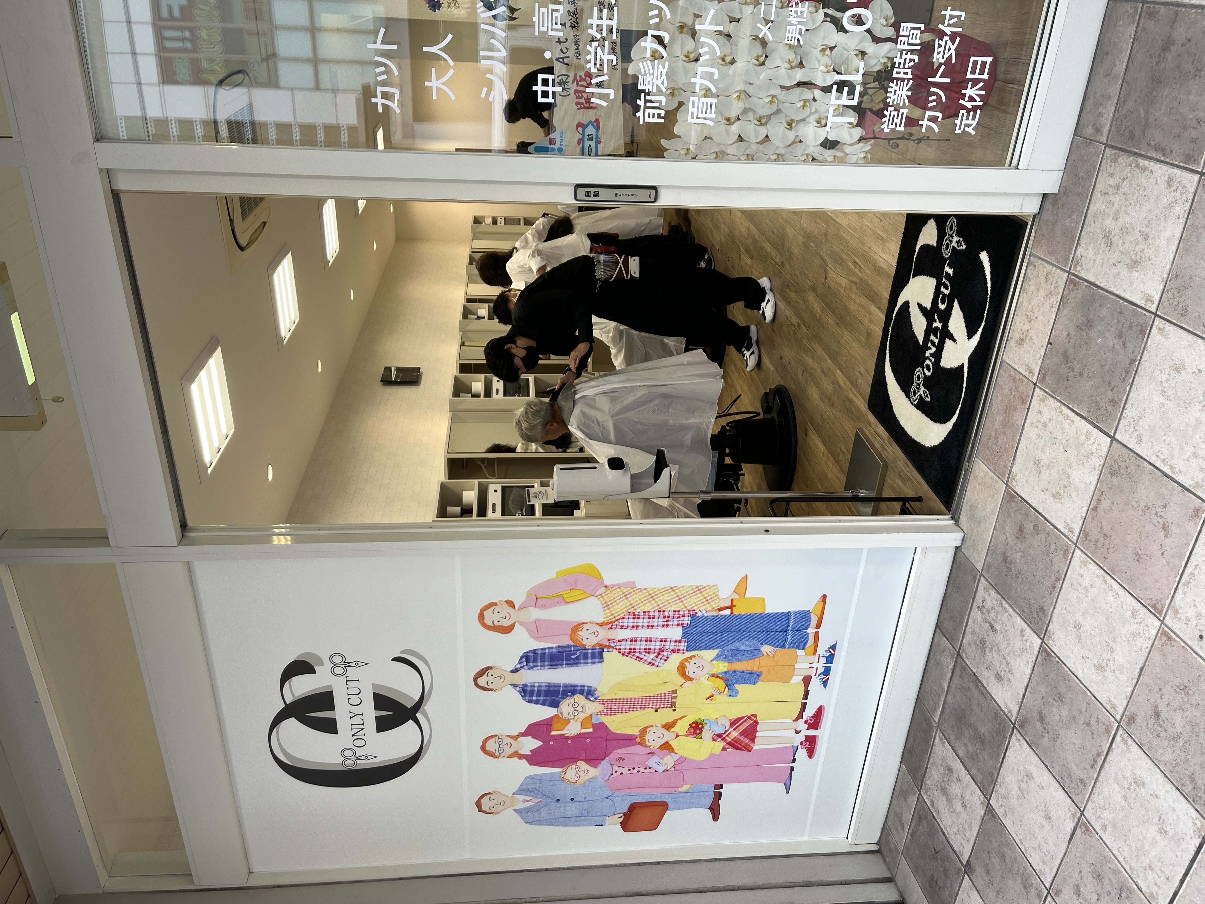 【今福鶴見】≪社会保険完備≫≪完全週休2日制≫≪19時までに退勤可能≫カット専門店の為、腰痛や手荒れに悩む心配はいりません！幅広い年齢層のお客様が来店されます！働き方の相談は柔軟に対応しますので、長くプレイヤーとして活躍できるサロン！「ONLY CUT 今福鶴見店（オンリーカットイマフクツルミテン）」からスタイリスト（美容師）の求人☆★