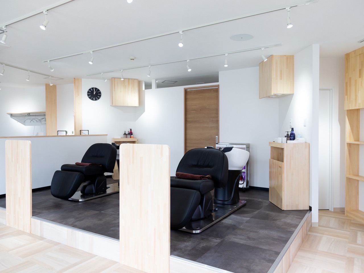 【河内長野】≪未経験・通信生・新卒生歓迎≫≪2年以内にデビュー可能≫≪営業時間内レッスン可≫≪20時までに退勤可能≫≪有給休暇あり≫髪質改善やカラー、カットなどすべての技術に自信のあるサロンで、しっかり技術を身に付けたい方必見!「mahaloha(マハロハ)」からアシスタント(美容師)の求人☆★