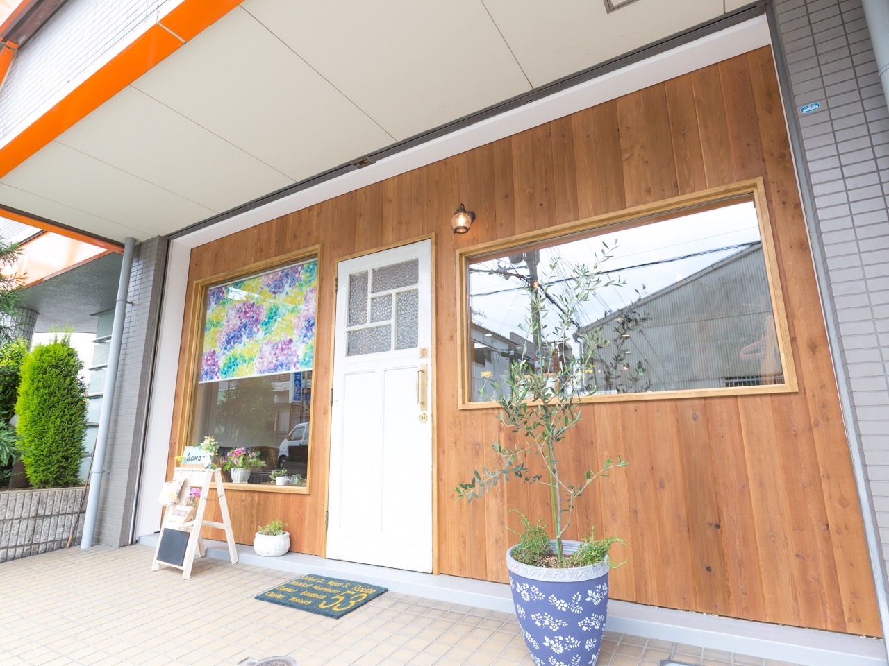 【JR八尾】≪月12日休みまたは月8日休みの選択制≫≪第3日曜休みあり≫≪最短2年でデビュー可能≫≪自転車支給あり≫早番と遅番での勤務ができる！営業時間内レッスン可能！幅広い年齢層のお客様が来店されるので幅広い技術習得が出来る！「hanon（ハノン）」からアシスタント（美容師）の求人☆☆