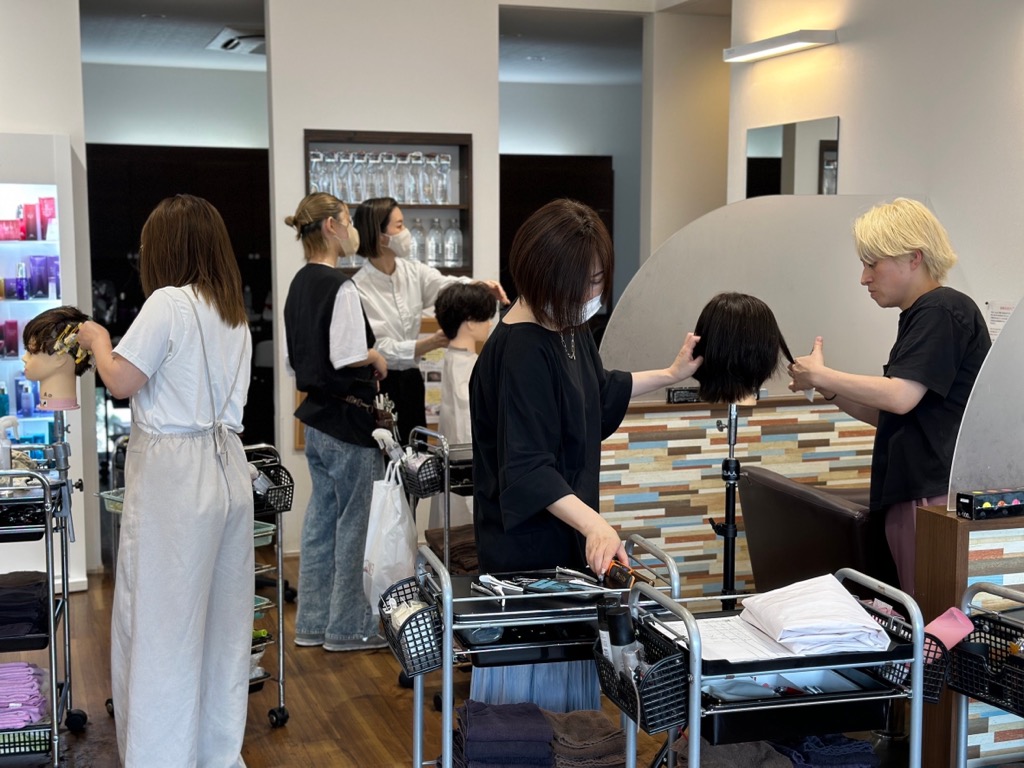 【三国神社】◆日曜定休あり・社会保険完備・産休育休実績あり◆ゆったりと働けるサロンで、プライベートも大切にしつつ美容師を楽しみませんか？相談しながらあなたの理想の働き方を叶えていきましょう！「Hair Studio Deep（ヘアースタジオディープ）」からスタイリスト（美容師）の求人☆★☆