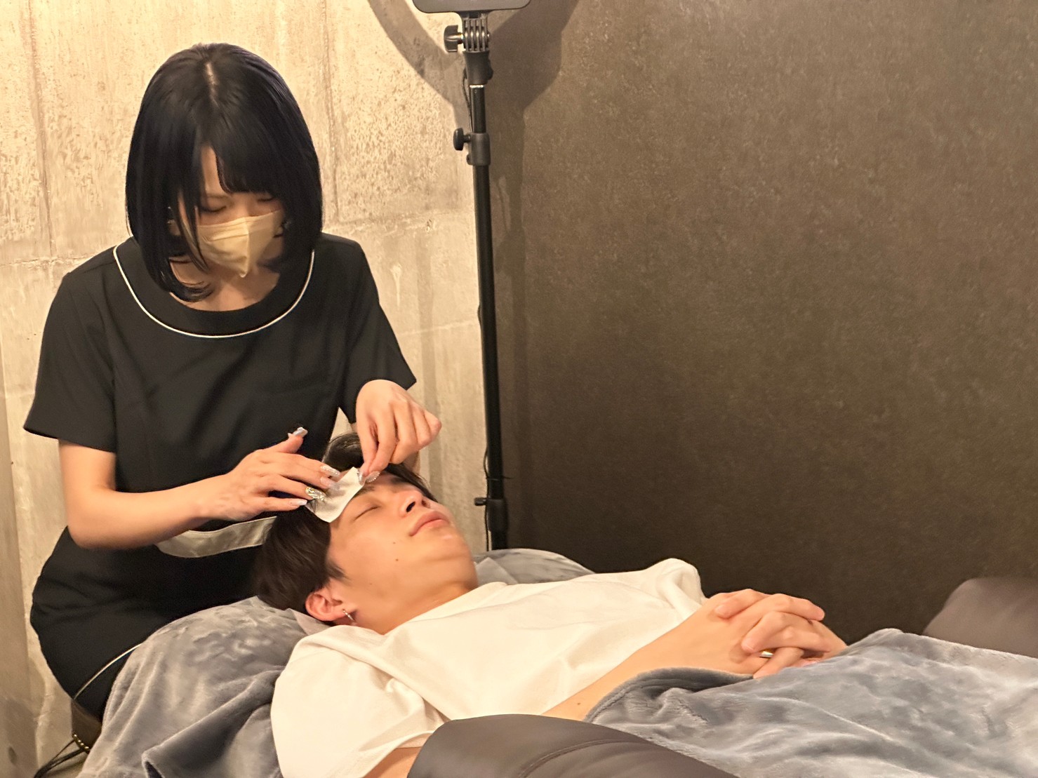 【本町】≪充実のお給料≫≪完全週休2日≫≪実働8時間≫≪社会保険完備≫≪髪色、ネイル自由≫住宅手当25000円あり！高単価メンズアイブロウ専門サロン！多店舗展開を目指しており、アイリストの成長支援制度が充実しているサロン！「メンズ眉毛サロン Louis（メンズマユゲサロンルイ）」からアイブロウリストの求人☆☆