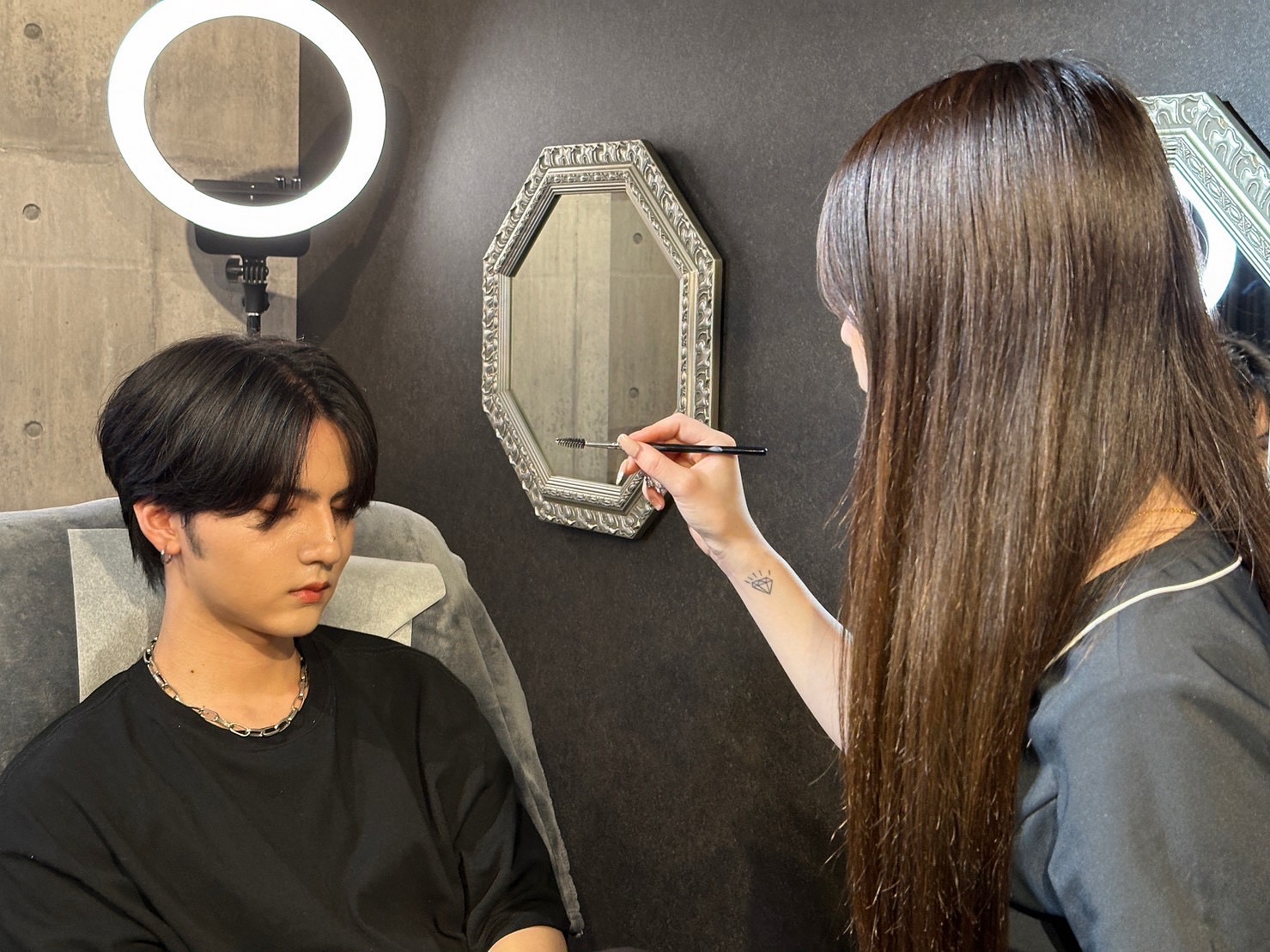 【本町】≪充実のお給料≫≪完全週休2日≫≪実働8時間≫≪社会保険完備≫≪髪色、ネイル自由≫住宅手当25000円あり！高単価メンズアイブロウ専門サロン！多店舗展開を目指しており、アイリストの成長支援制度が充実しているサロン！「メンズ眉毛サロン Louis（メンズマユゲサロンルイ）」からアイブロウリストの求人☆☆