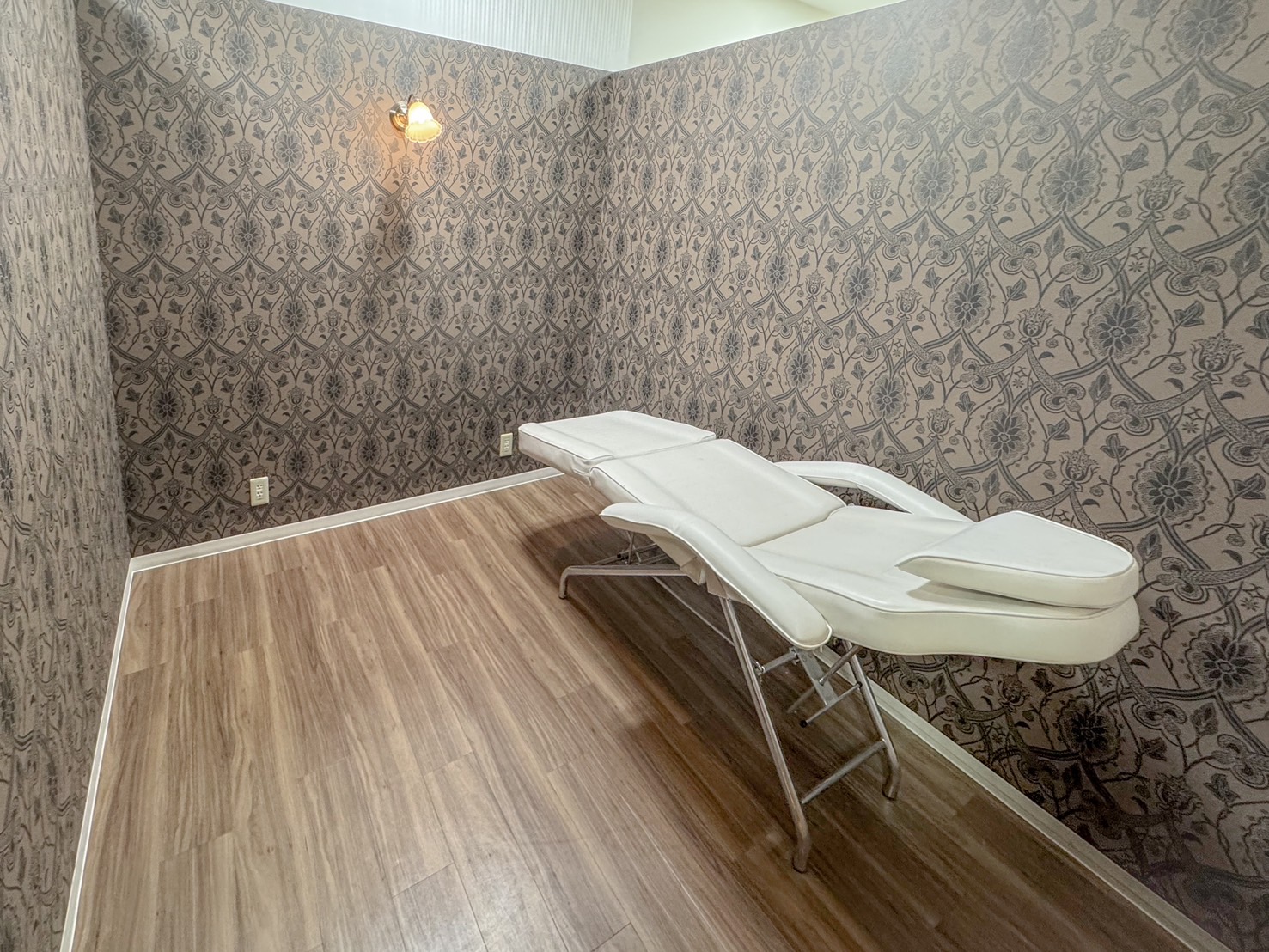 【下関駅】≪休日充実・社会保険完備≫幅広いメニューで20代のお客様が多いアイラッシュサロン「eyelash AMO（アイラッシュアモ）」からアイリスト（まつげエクステ・まつげパーマ・アイブロウ）の求人☆★