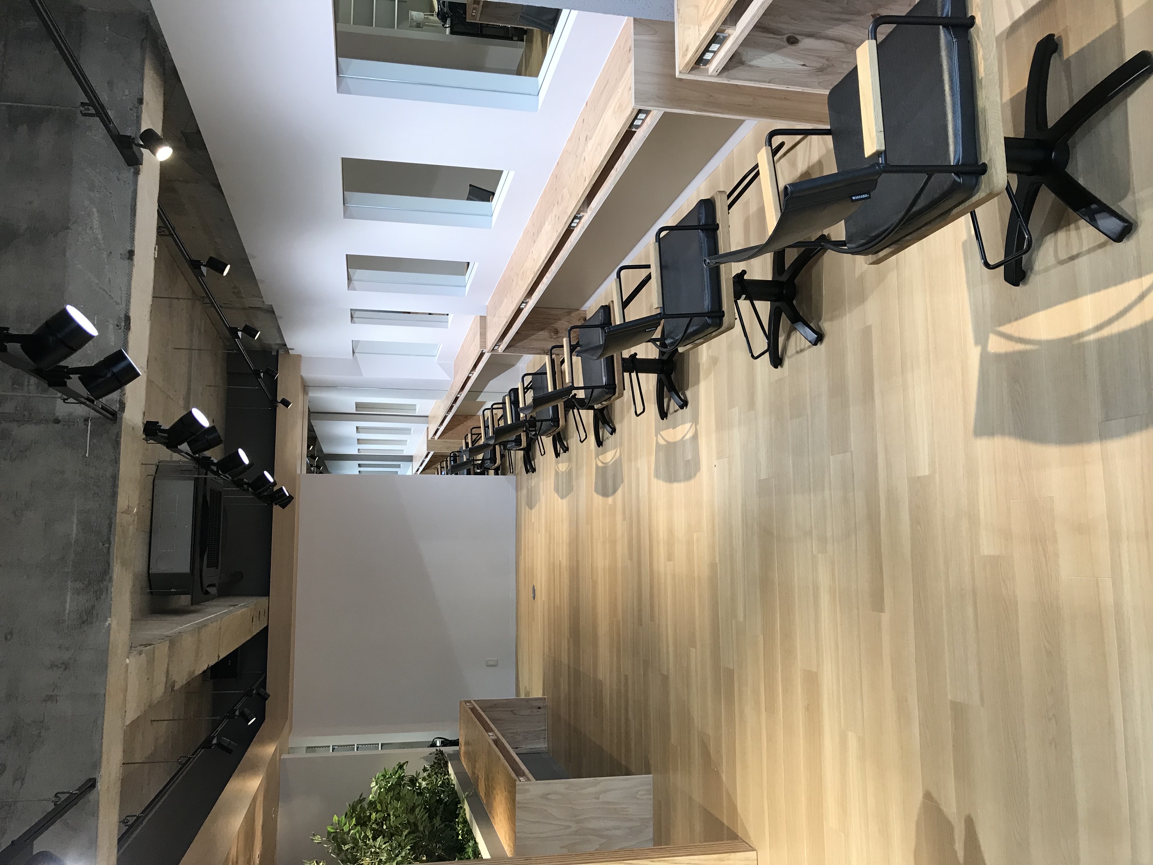 【和泉府中】≪未経験・通信生・新卒生OK≫≪月8日休み&有給休暇あり≫≪平均19時退勤≫お客様のオンリーワンサロンとして、デザインカラーも髪質改善も人気の地域密着サロン！「ACCA（アッカ）」からアシスタント（美容師）の求人★☆★