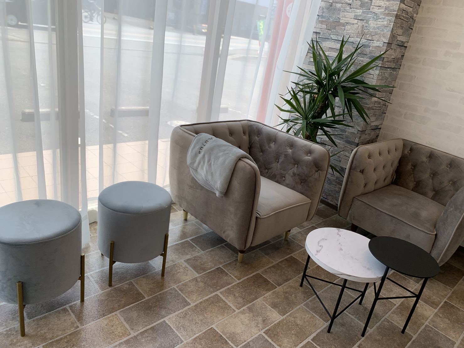 【名張】≪社会保険完備≫≪月8日休み≫≪20時迄に退勤可能≫≪有給休暇あり≫ナチュラル系ヘアサロン！落ち着いた雰囲気の内装で、お客様の髪のお悩みを解決！日々の頑張りを評価し、しっかり還元します！「anela hair design（アネラヘアーデザイン）」からスタイリスト（美容師）の求人☆☆