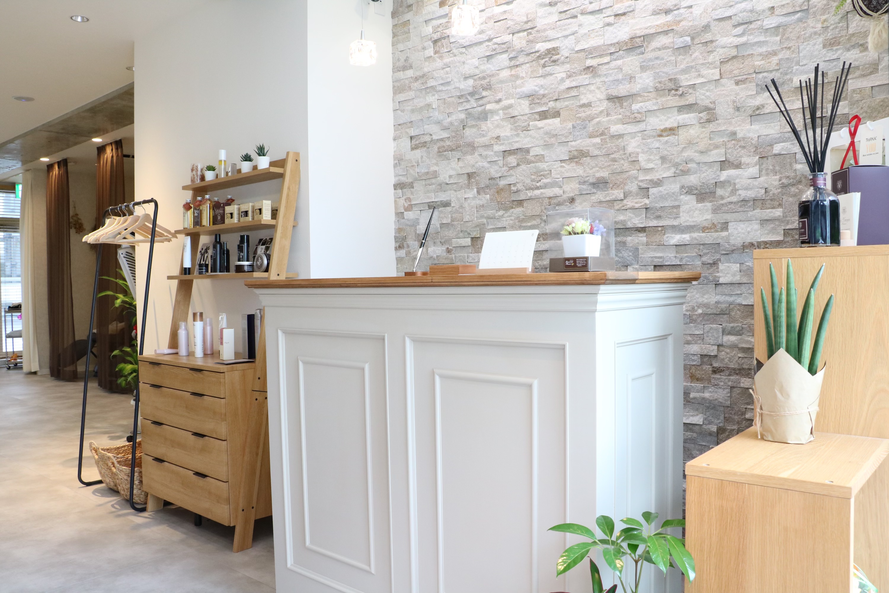 【陣原】≪完全週休2日制・実働8時間・第3日曜定休・ゴールデンウイーク休暇あり≫メリハリをつけてお仕事できます！！大人女性メインに多くのお客様との出会いがある高単価サロン「hair make Sugar（ヘアメイクシュガー）」からスタイリスト（美容師）の求人★☆