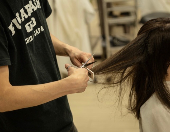 【本八幡】≪最大月12日休み≫≪住宅手当あり≫≪土日祝休みOK≫抜群の待遇で働けるカット専門店！どんな働き方の希望もOK！ママさんスタイリストの方も大歓迎です！「カット専門店美容室 story 本八幡店（カットセンモンテンビヨウシツストーリーモトヤワタテン）」からスタイリスト（美容師・理容師）の求人☆★