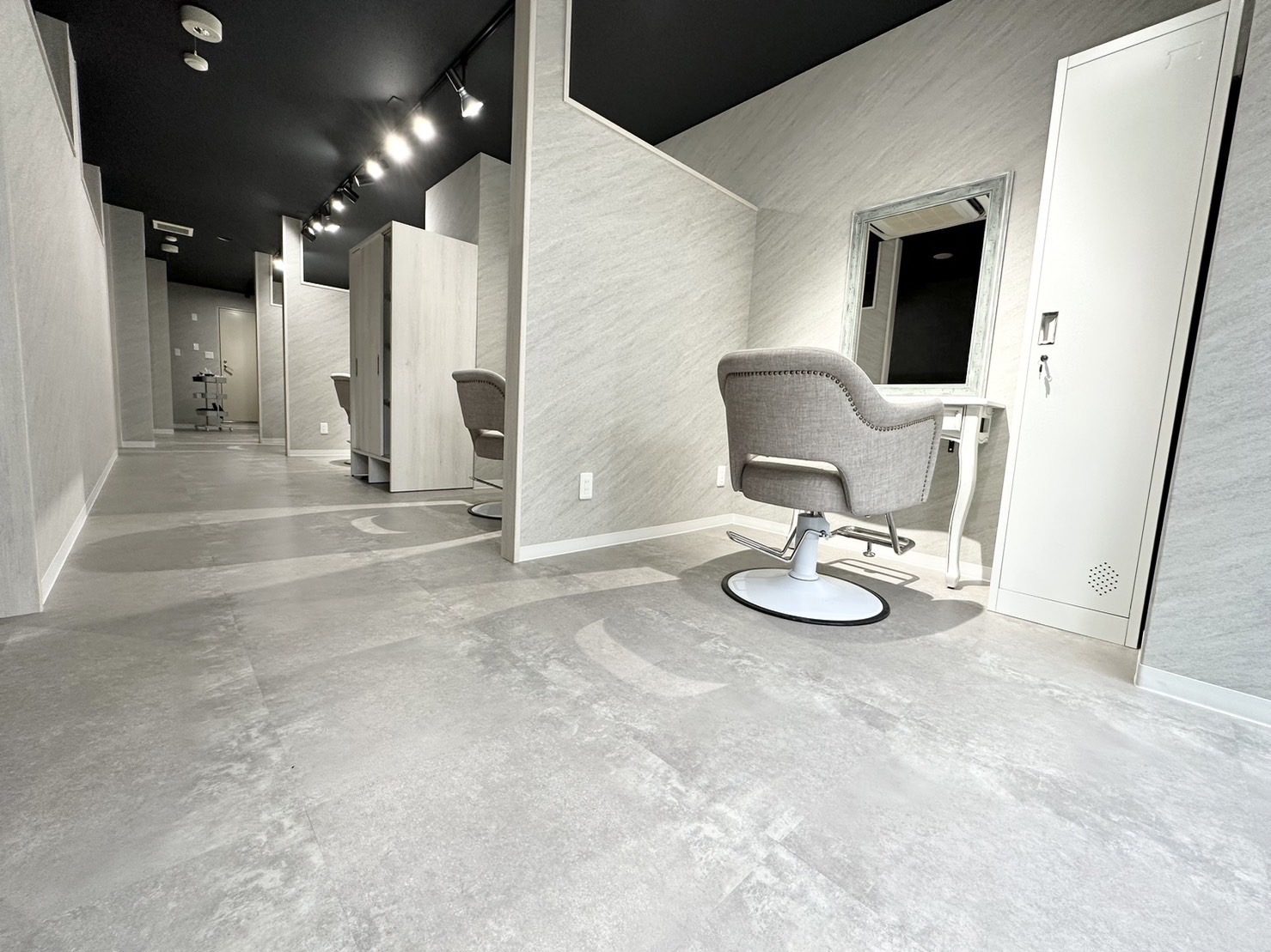 【西宮】≪完全自由出勤制≫≪土日休み・連休取得OK≫≪新規入客チャンスあり≫≪全室半個室≫ブリーチカラー・ダブルカラーなどトレンドのヘアカラーとケアにこだわったサロン!20~30代の方が中心に来られます!「ANBEL(アンベル)」からスタイリスト(美容師)の求人☆★