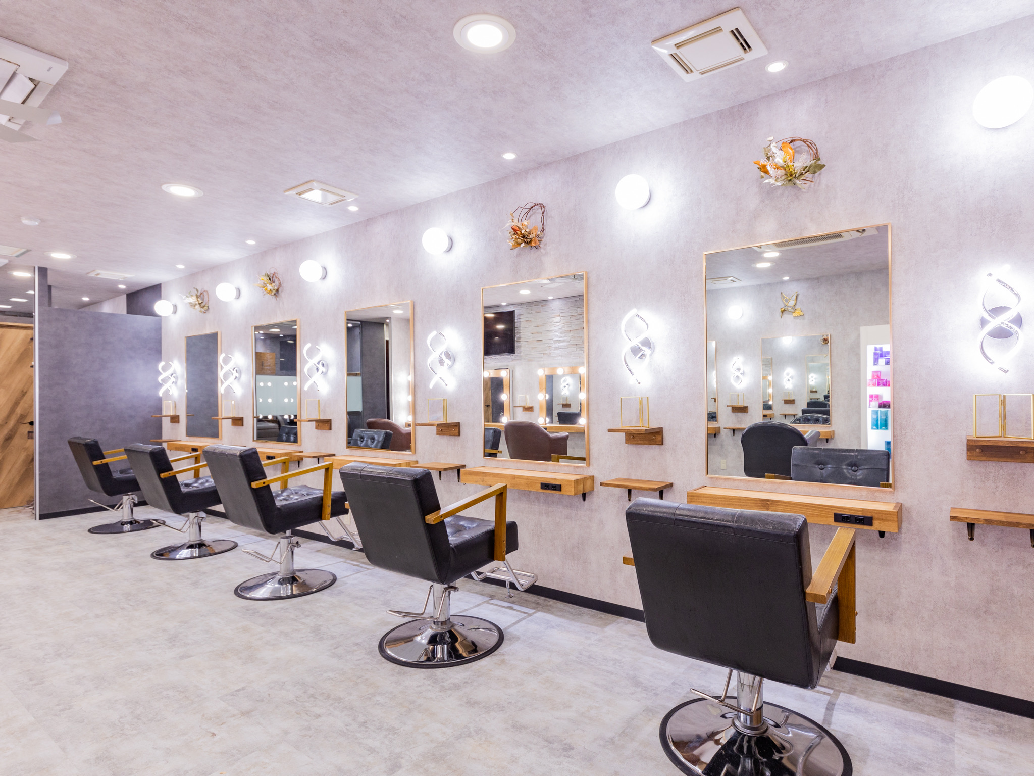 【心斎橋】美容師として安心して長く勤務できる環境！！やりがいあるサロンワークでスタッフの成長をサポート！！≪2年以内デビューOK≫≪社会保険完備≫≪完全週休2日制≫シールエクステやハイトーンカラーなどトレンドデザインを発信「LILY（リリィー）」からアシスタント（美容師）の求人☆★☆