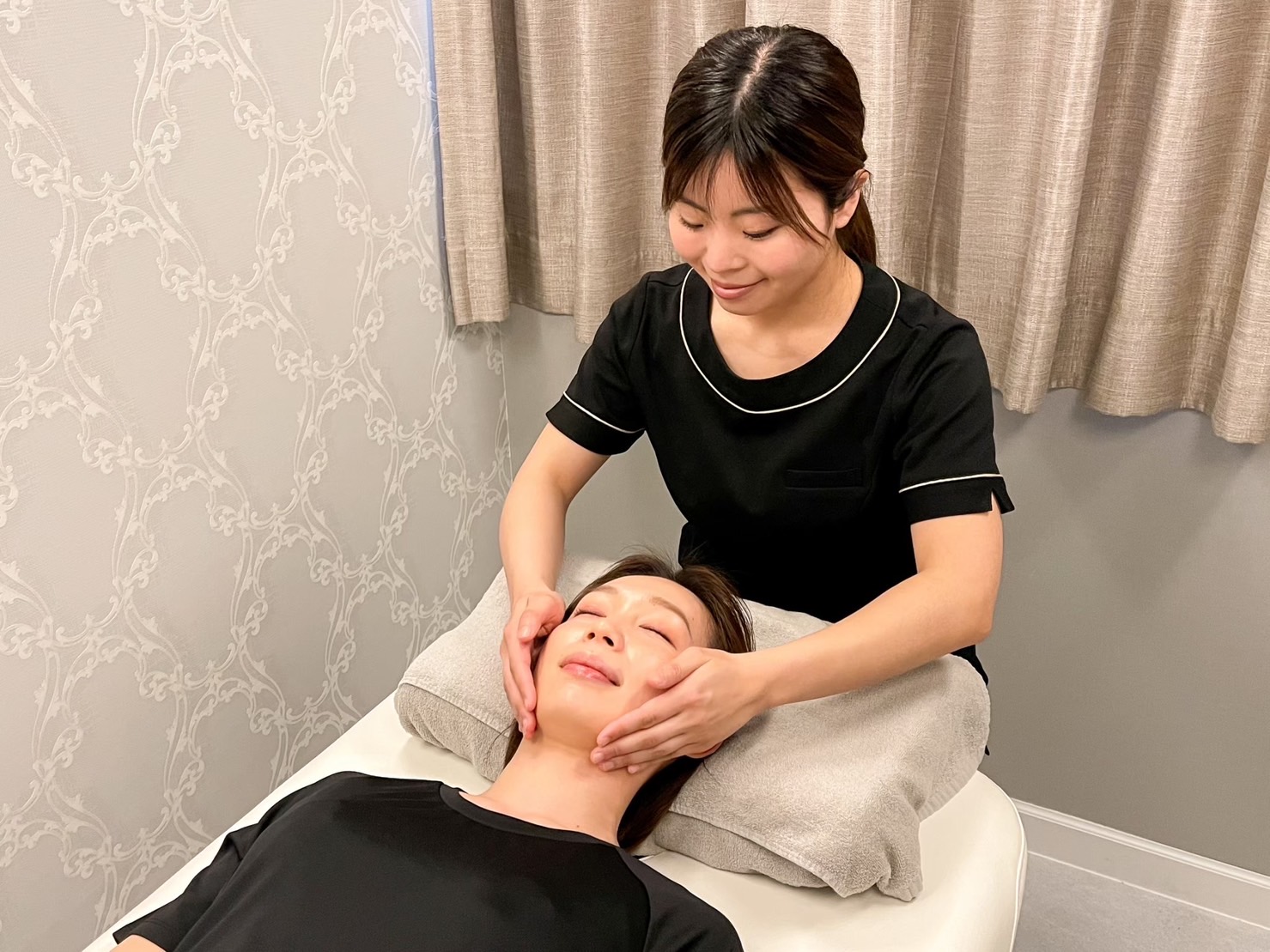 【三ノ宮】≪土日休みOK≫≪ハンドメイン≫≪16時迄の勤務OK≫≪最低保障給あり≫≪ノルマなし≫姿勢矯正、フェイシャルなど幅広いメニューを扱っているサロン。お客様に寄り添った接客がしたい方歓迎！「美POCKETS PLUS（ビポケッツプラス）」からエステティシャンの求人☆☆