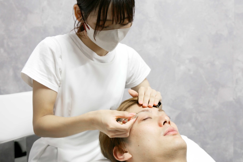 【新宿西口】≪未経験OK≫≪完全週休2日制≫≪土日祝休みOK≫ワークライフバランスを大切にしたい方にオススメのメンズアイブロウ専門店です！「眉毛男子 新宿店（マユゲダンシシンジュクテン）」からアイブロウリストの求人☆☆