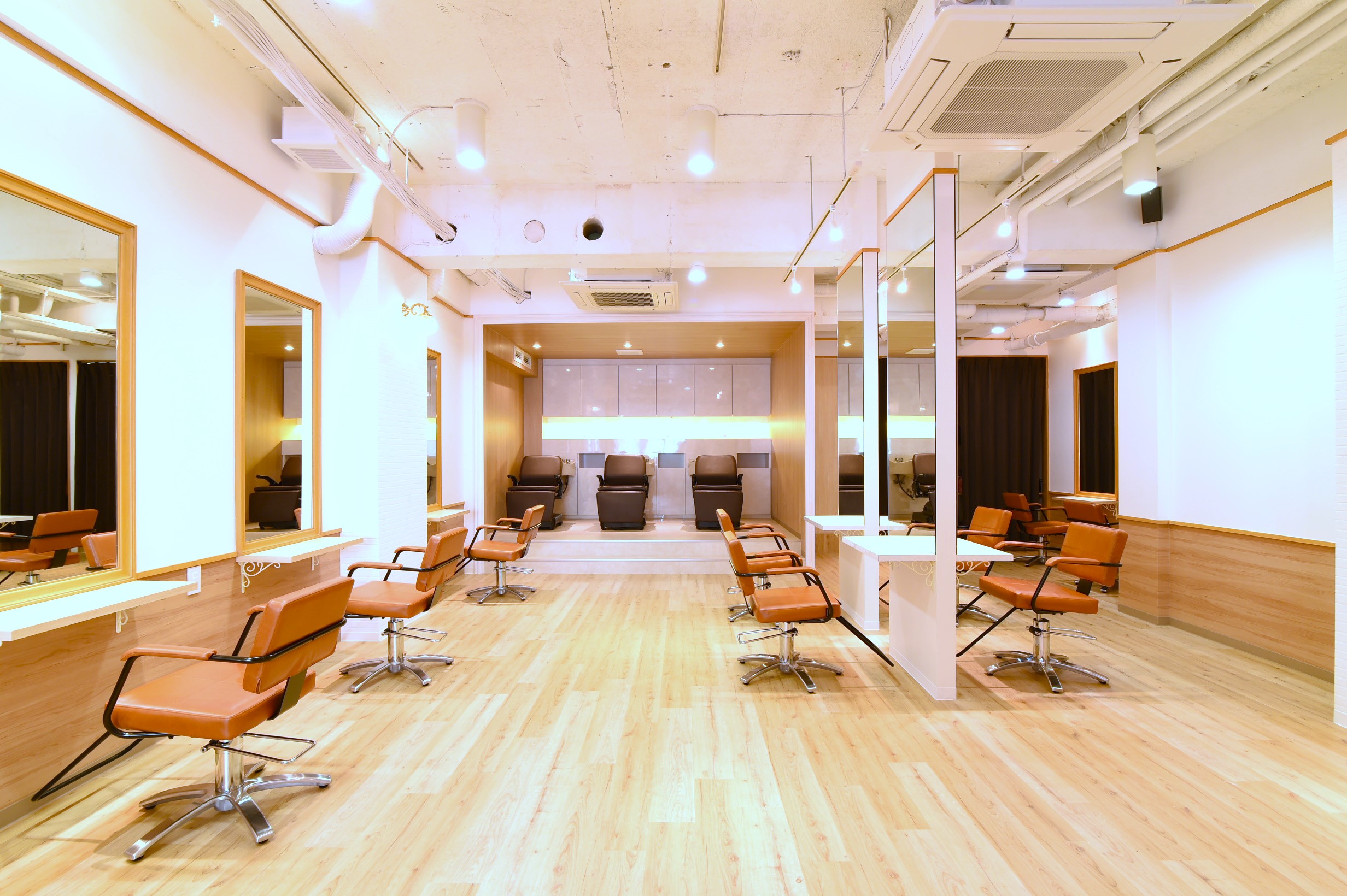 【新宿】◆社会保険完備・選べる働き方・入客チャンス大◆トレンド×高技術をウリに20～30代のお客様を中心に支持されています！キャリアアッププランも充実しており、希望に合わせた働き方ができる「AROMA hair room 新宿店（アロマヘアールームシンジュクテン）」からスタイリスト（美容師）の求人☆★