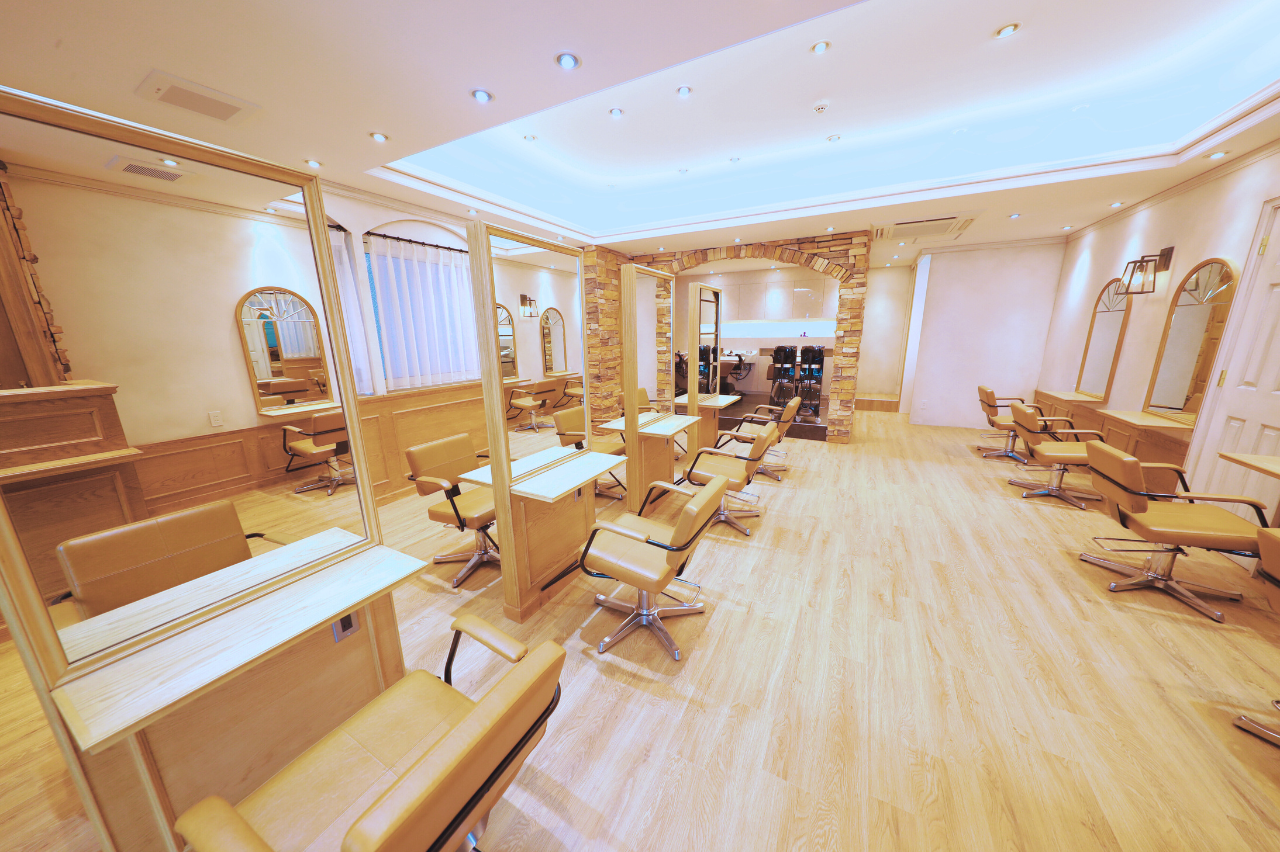 【新宿三丁目】◆1年前後でスタイリストデビュー可能・営業時間内レッスン中心・社会保険完備◆トレンド×高技術をウリに20～30代のお客様を中心に支持されています！入客チャンスが多いため、技術向上も早い！「AROMA hair room 新宿3号店（アロマヘアールームシンジュクサンゴウテン）」からアシスタント（美容師）の求人☆★