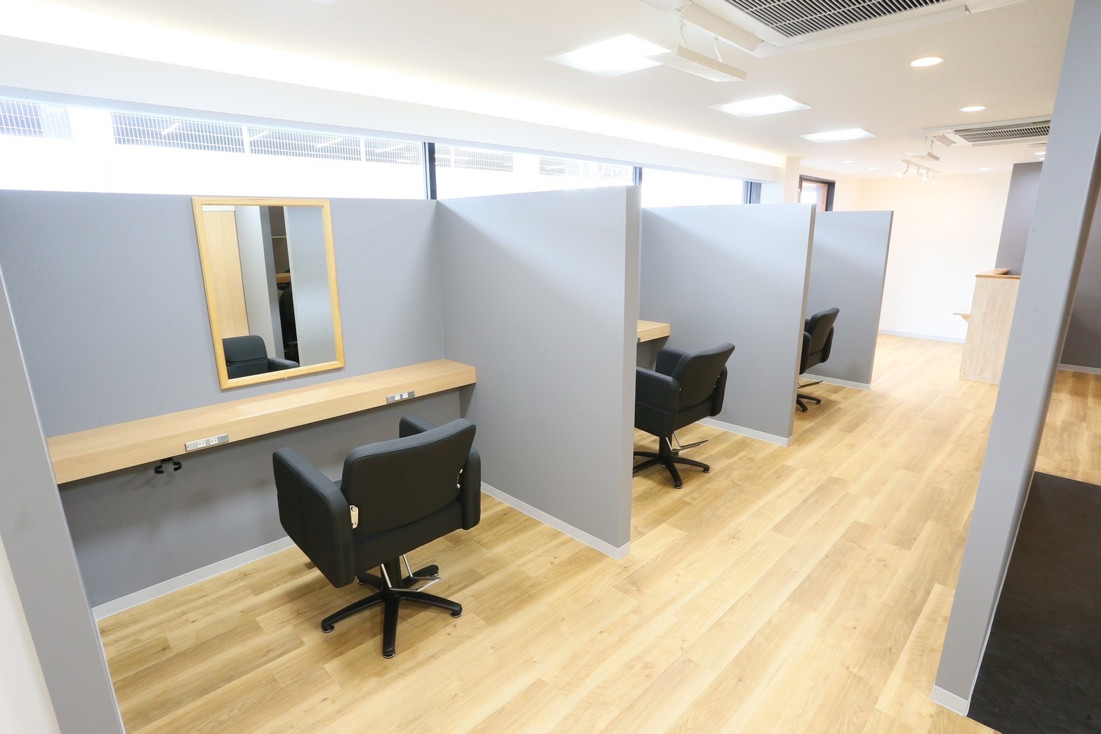 【円町】≪完全週休2日制≫≪土日休みもOK≫≪社会保険完備≫≪半個室≫マンツーマンでの入客!最大1日2、3人までの入客なので無理なくやっていける環境!メニューはカット、カラー、縮毛の3つのみ!平均客単価20000円程の高単価髪質改善サロン!「髪質改善サロン sleek by roy(カミシツカイゼンサロンスリークバイロ)」からスタイリスト(美容師)の求人☆★