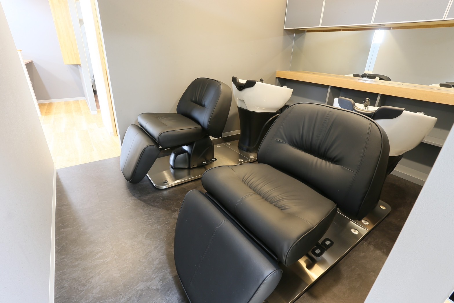 【円町】≪完全週休2日制≫≪土日休みもOK≫≪社会保険完備≫≪半個室≫マンツーマンでの入客!最大1日2、3人までの入客なので無理なくやっていける環境!メニューはカット、カラー、縮毛の3つのみ!平均客単価20000円程の高単価髪質改善サロン!「髪質改善サロン sleek by roy(カミシツカイゼンサロンスリークバイロ)」からスタイリスト(美容師)の求人☆★