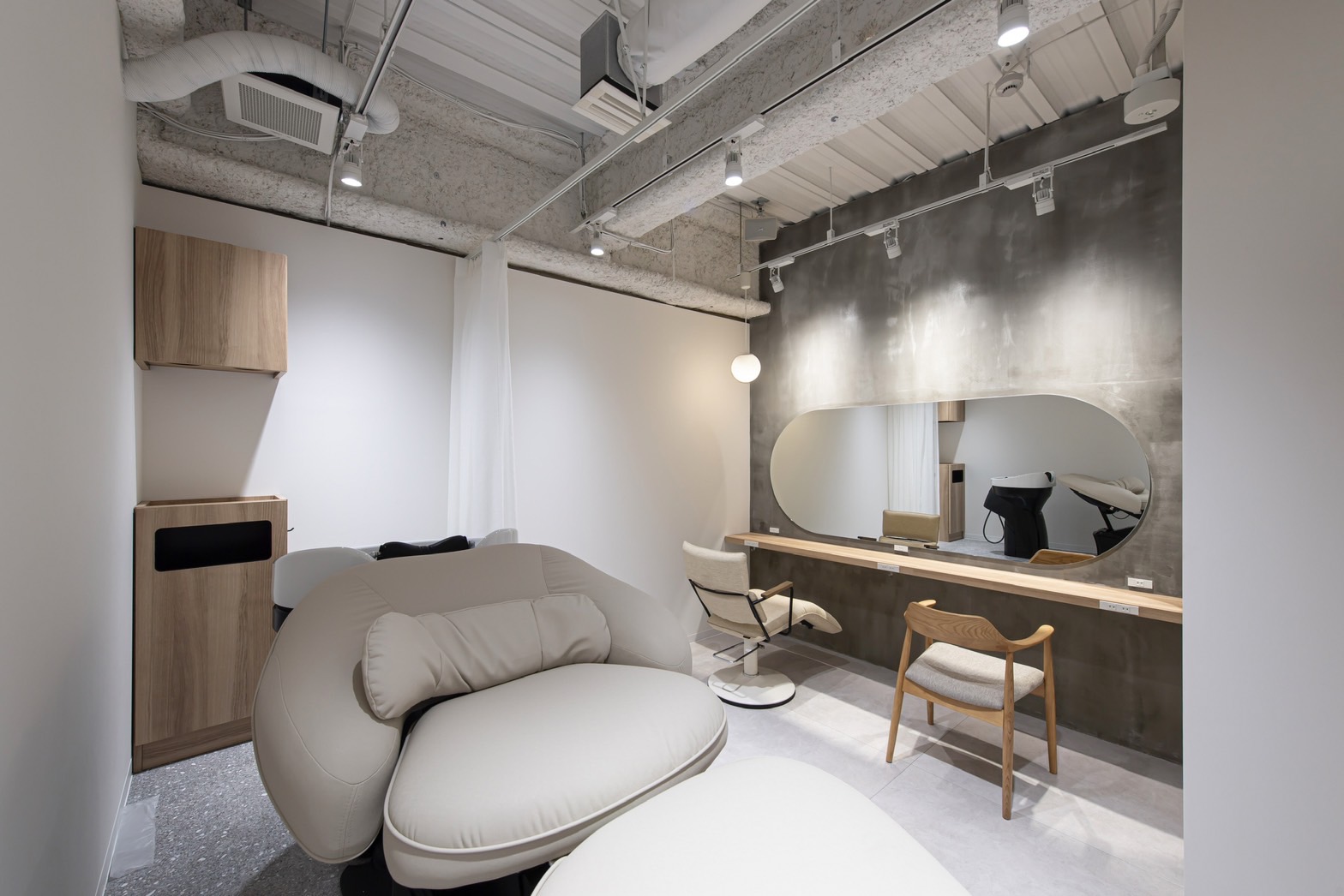 【表参道】≪社会保険完備≫≪月8～9日休み≫≪単価13000円以上≫髪質改善と上質なカットが人気のおしゃれサロン！従来の美容師の働き方とは違い、休みやすいホワイト美容室です！さらにwebマーケティング講座も受講可能なので興味があるかたは必見！「hair＆beauty ien（ヘアアンドビューティーエン）」からアシスタント（美容師）の求人☆★