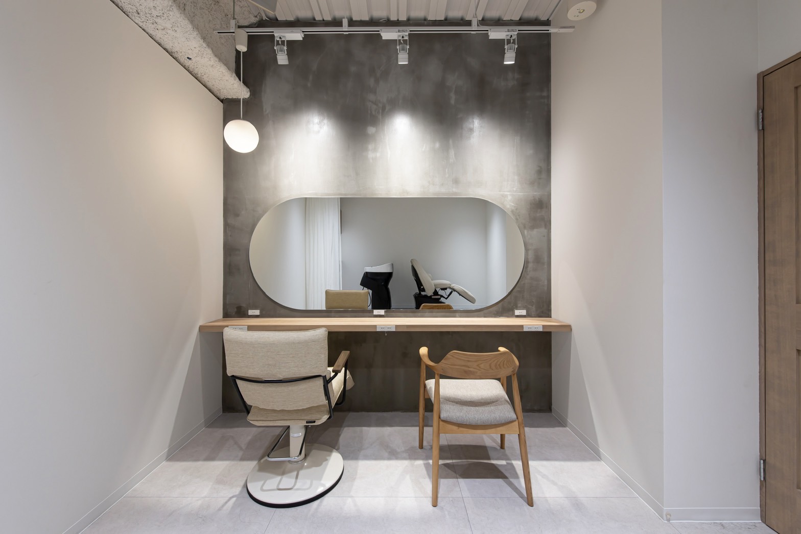 【表参道】≪社会保険完備≫≪月8～9日休み≫≪単価13000円以上≫髪質改善と上質なカットが人気のおしゃれサロン！従来の美容師の働き方とは違い、休みやすいホワイト美容室です！さらにwebマーケティング講座も受講可能なので興味があるかたは必見！「hair＆beauty ien（ヘアアンドビューティーエン）」からアシスタント（美容師）の求人☆★