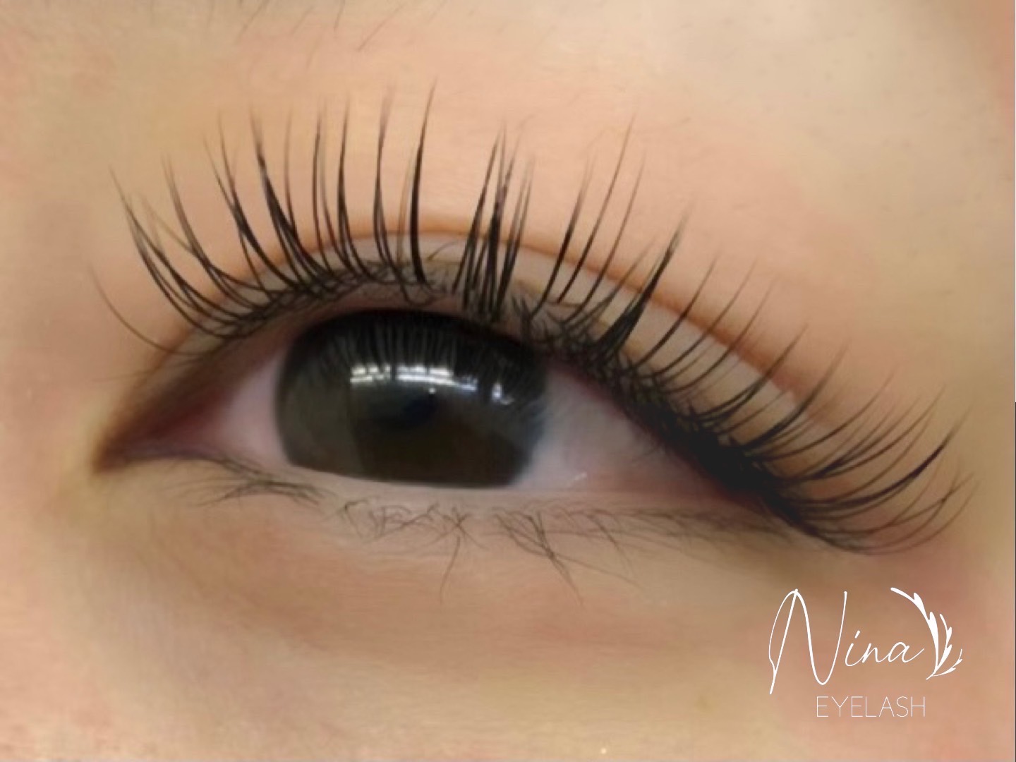 【みなとみらい】≪充実の研修制度・未経験歓迎≫≪独立支援あり！≫≪目標達成手当5万円以上支給あり！≫安定した技術力と接客力でリピーターが絶えない人気サロン！努力した分だけお給料がアップし、高収入も目指せます。風通しの良いアットホームな「Nina EYELASH 横浜ランドマーク店（ニーナアイラッシュヨコハマランドマークテン）」からアイリスト（まつげエクステ・まつげパーマ・アイブロウ）の求人☆☆