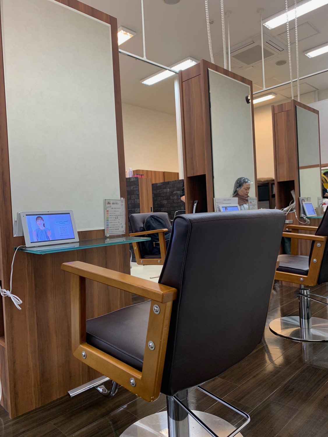 【センター北】◆土日休みOK・完全週休2日制・産休育休実績あり・社会保険完備◆集客力が強く、短い勤務時間でしっかり稼げます!ホワイトな待遇が魅力のアンチエイジングサロン「SEASON PLUS(シーズンプラス)」からスタイリスト(美容師)の求人☆★