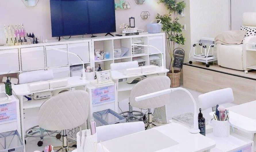 【新宿西口】≪実働8時間≫≪連休取得OK≫≪社会保険完備≫≪選べる雇用形態≫お客様の理想のネイルを叶える実力派サロン！ガーリー系のデザインが好きな方大歓迎です！対応できるメニューが増えるごとにお給料もどんどんアップ！「Amour Nail 新宿西口店（アムールネイルシンジュクニシグチテン）」からネイリスト（ネイル）の求人☆☆