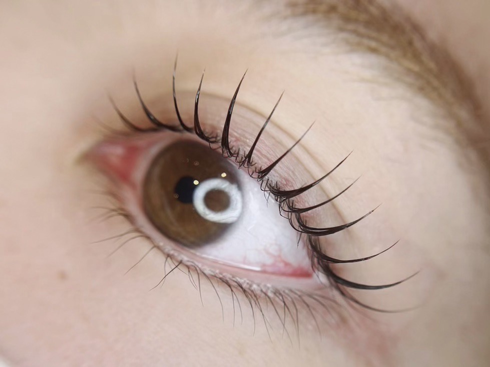 【元町・中華街】≪髪色、ネイル自由・自由度の高い勤務体系・社会保険加入可能≫丁寧な接客とレベルの高い施術で、高評価の口コミ多数！仕事とプライベートを両立させられて、スタッフ満足度も高いサロン「Showers.（シャワーズ）」からアイリスト（まつげエクステ・まつげパーマ・アイブロウ）の求人☆☆