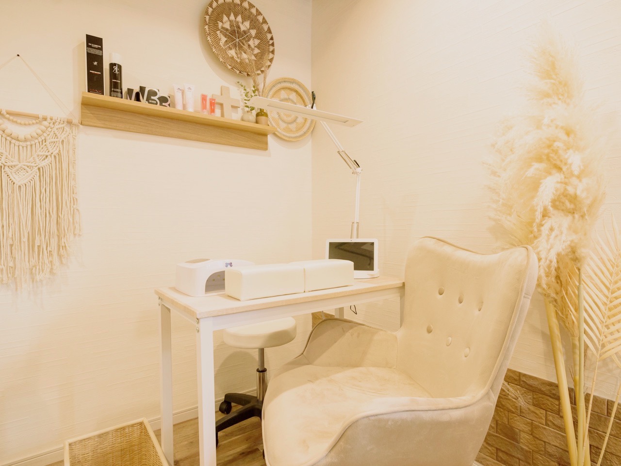 【山手】≪髪色、ネイル自由・土日休みや連休の取得OK！・客単価10000円の高単価サロン・口コミ高評価多数！≫お客様ひとりひとりと丁寧に向き合えます！仕事とプライベートを両立させられる自由度の高い勤務体系で、スタッフ満足度も高いサロン「Nail＆Eye Emmy（ネイルアンドアイエミー）」からネイリスト（ネイル）の求人☆☆