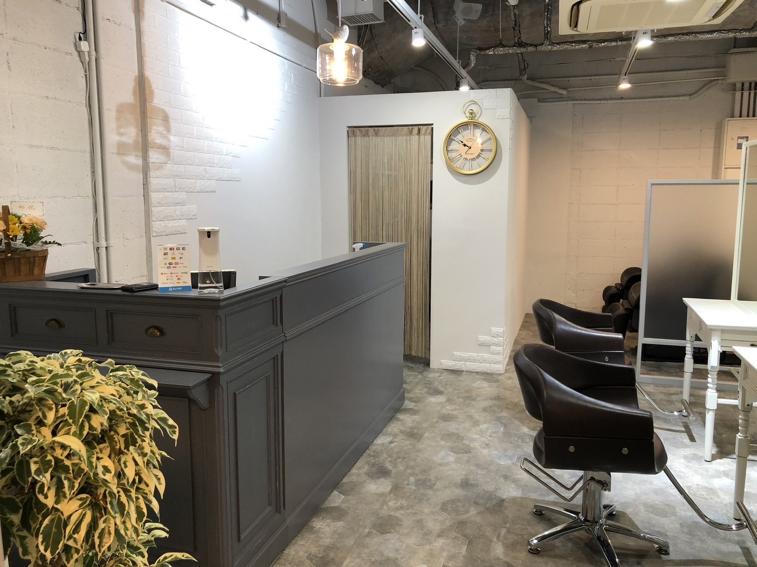 【京阪枚方市】≪勤務開始3ヶ月は70%還元≫≪寝屋川の店舗でも同時募集≫≪自由出勤制で土日休みや連休OK≫≪指名65%/フリー55%≫≪マンツーマン入客≫≪カットカラー2時間枠≫最低保障給もあり業務委託経験がない方でも安心です!大手の有名委託サロンで店長経験もあるオーナーさんへ気軽に相談できる環境です!「hair care ACRO(ヘアーケアアクロ)」からスタイリスト(美容師)の求人☆★