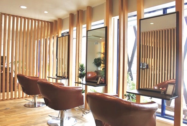 【春日川】≪完全週休2日制≫≪実働7時間勤務可能≫≪社会保険完備≫大型連休が年4回、年間休日115日でプライベートも充実。集客抜群で入社後すぐの方でもどんどん入客してもらえます。「HAIR SALON EXIA（ヘアーサロンエクシア）」からスタイリスト（美容師）の求人☆★